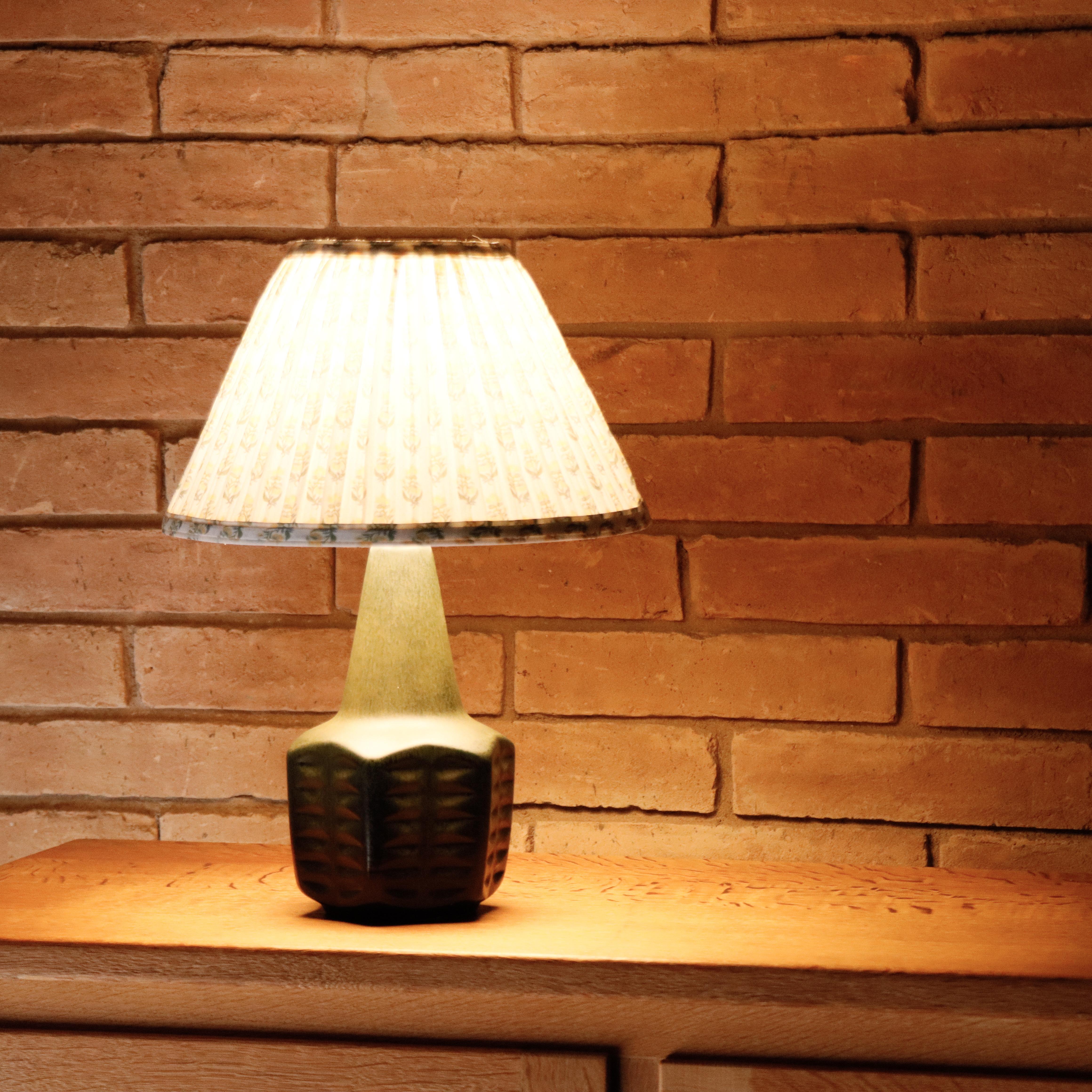 Fatto a mano Lampada da tavolo in ceramica di design europeo, paralume floreale, Danimarca anni '70 in vendita