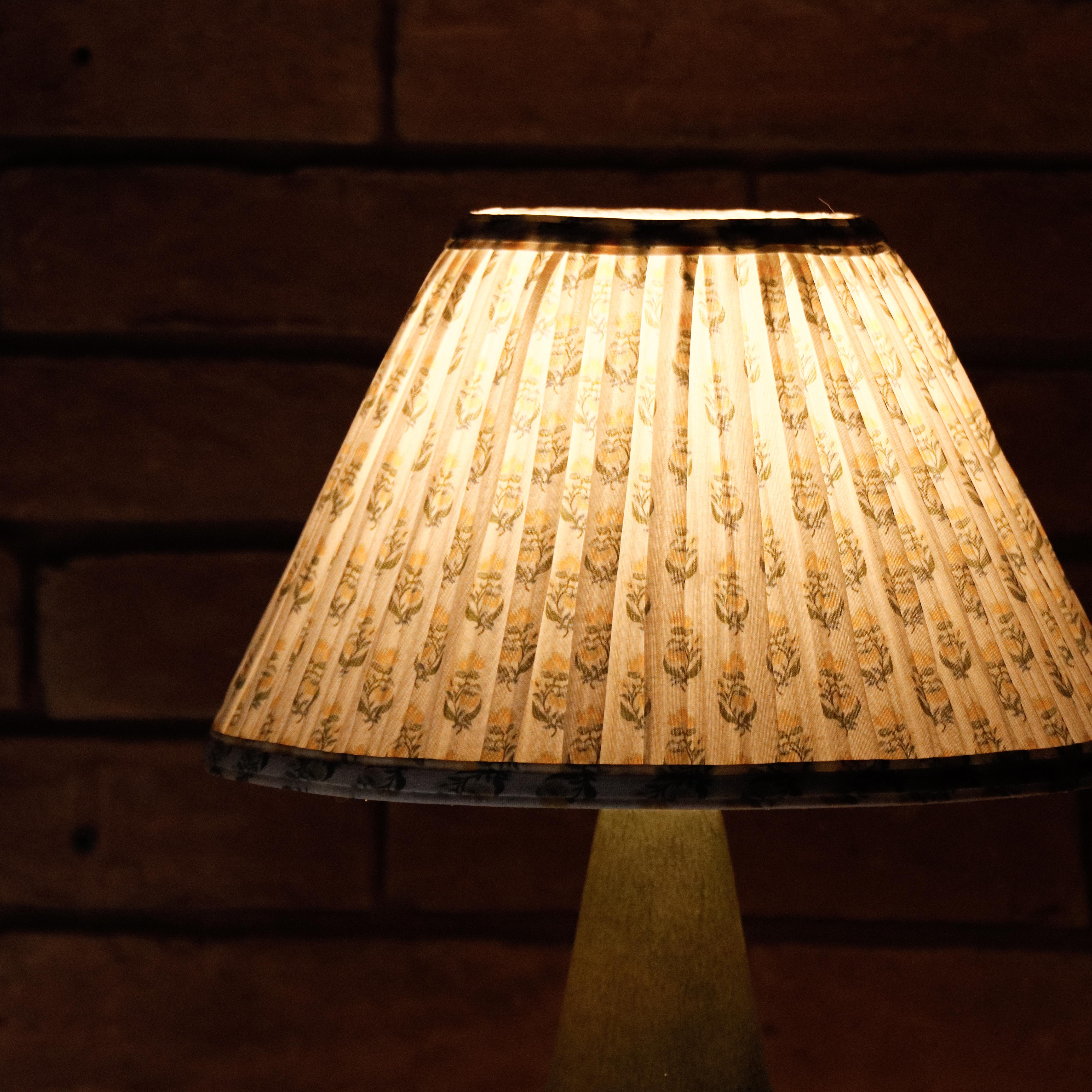 Lampada da tavolo in ceramica di design europeo, paralume floreale, Danimarca anni '70 In condizioni buone in vendita a Round Rock, TX