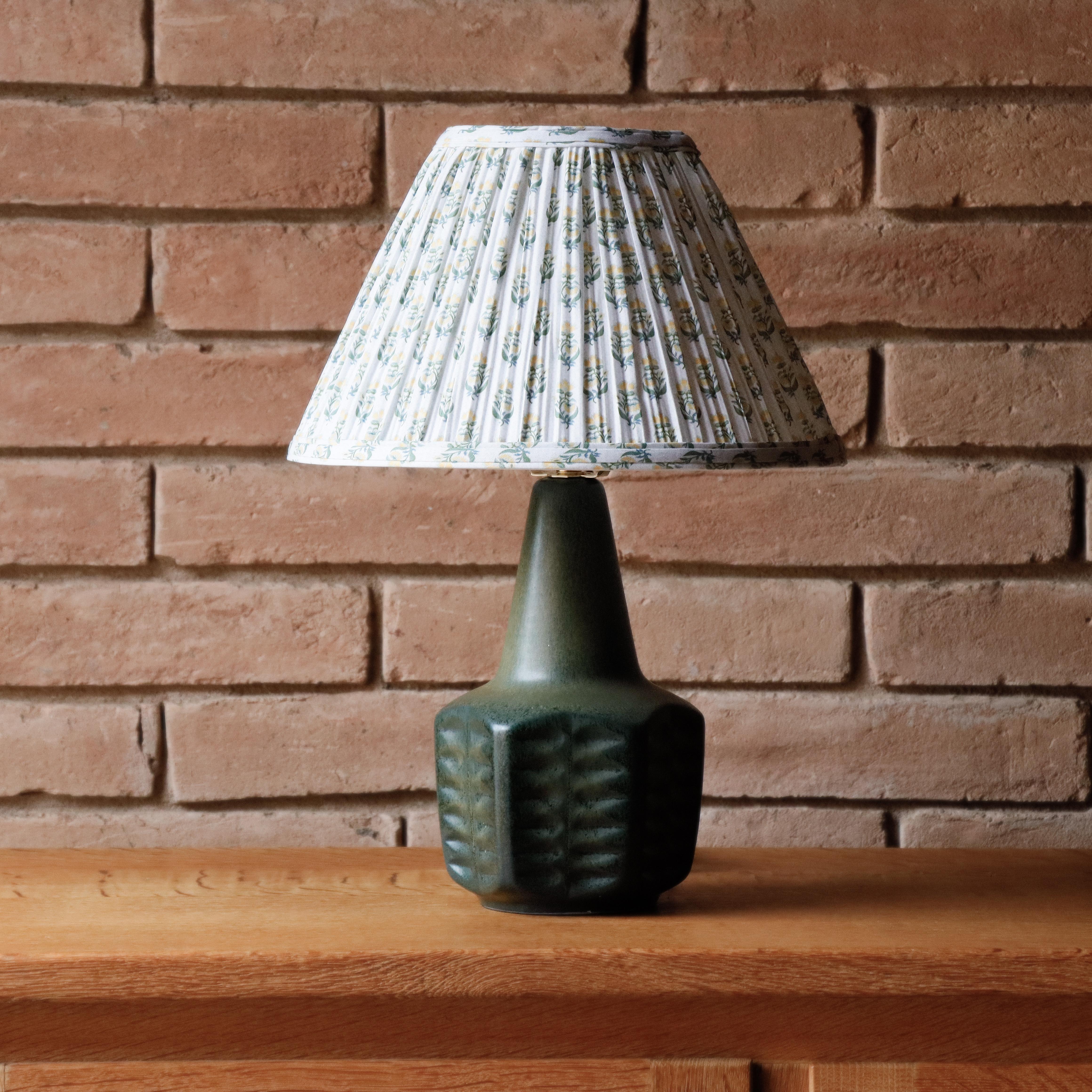 Ceramica Lampada da tavolo in ceramica di design europeo, paralume floreale, Danimarca anni '70 in vendita