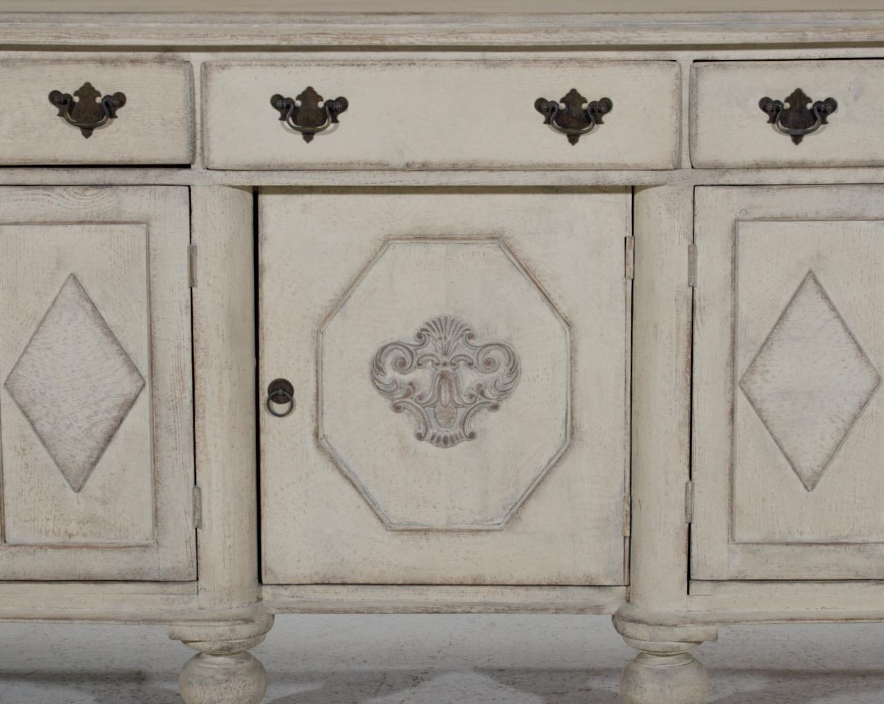 European dresser, with five doors, 19th century
measurements:
H. 199 H-desk. 91 W. 200 D. 59 cm
H. 78.3 H-desk. 35.8 W. 78.7 D. 23.2 in.