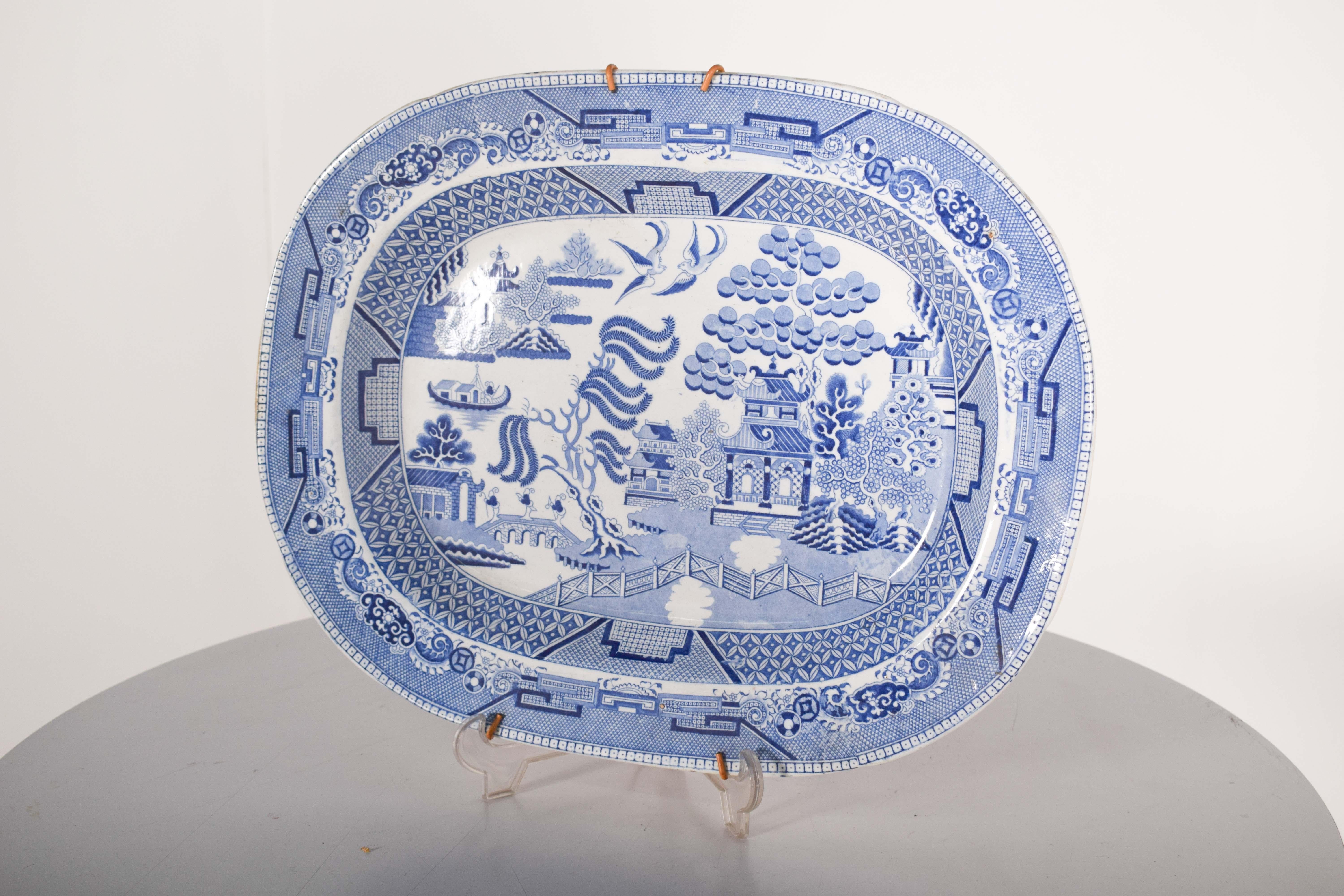 Europäische Steingutplatte aus Steingut, mit asiatischer Dekoration (Moderne der Mitte des Jahrhunderts) im Angebot