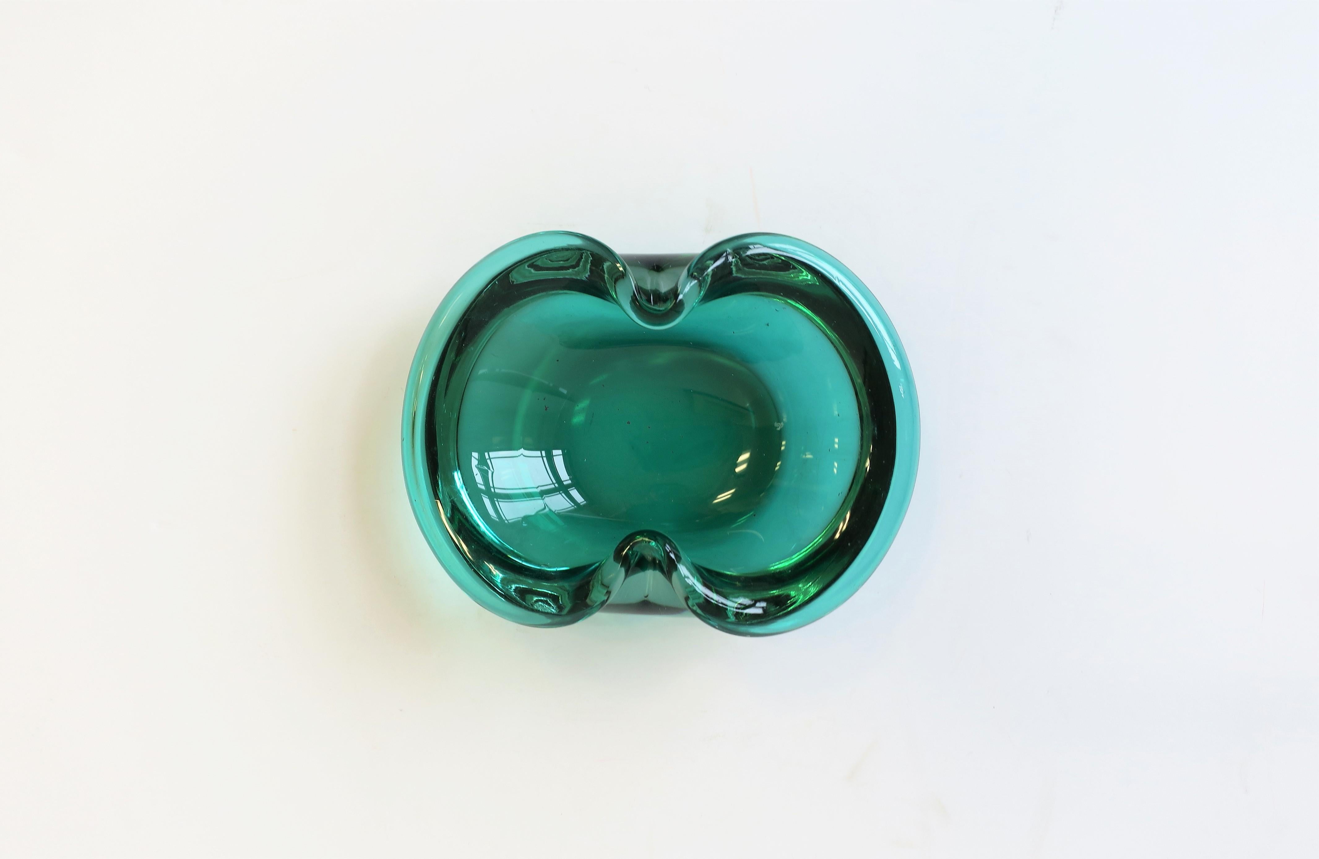 A beautiful European emerald green art glass bowl or ashtray, circa mid-20th century, Europe. 

Measures: 4