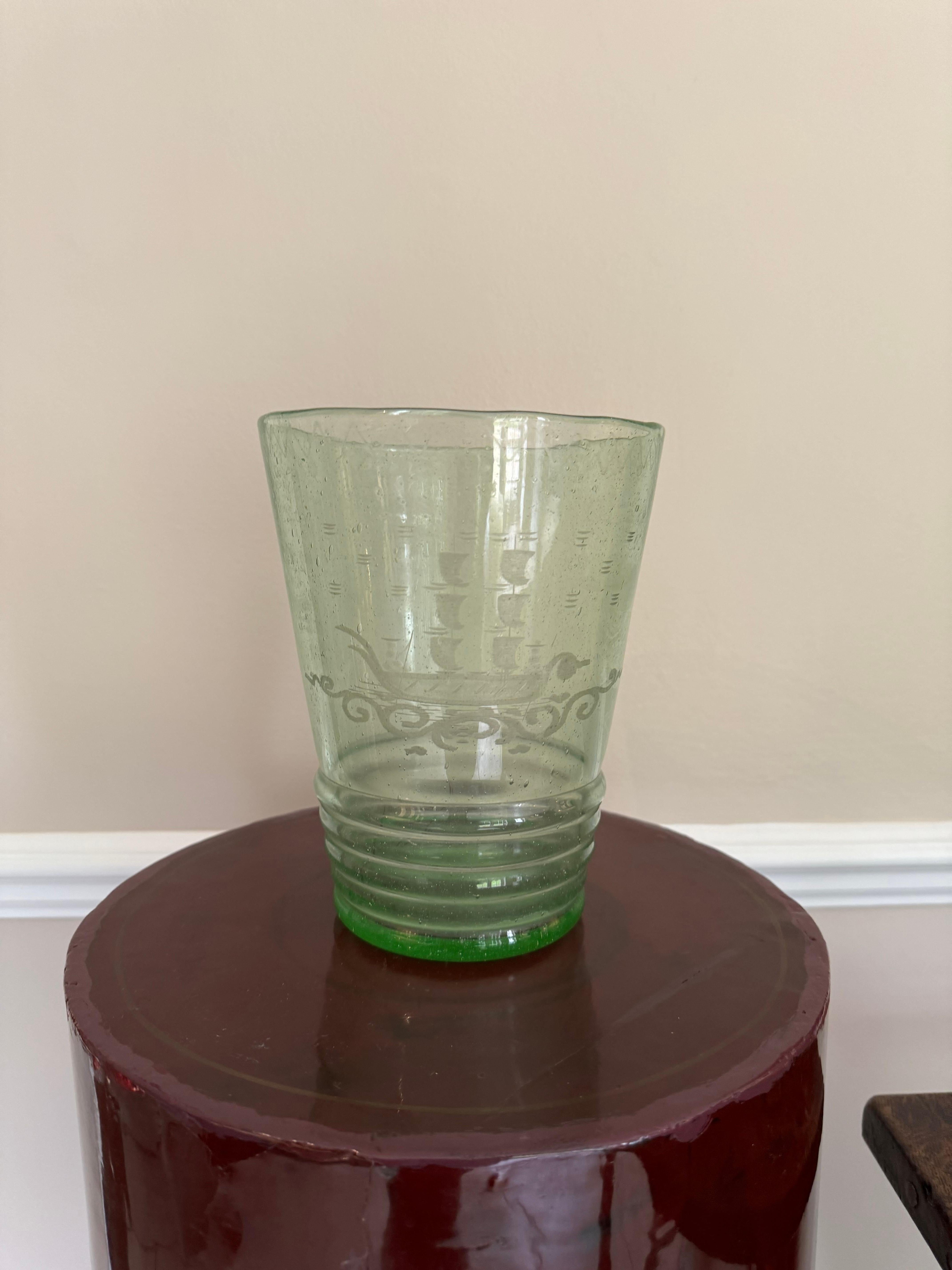 Un bellissimo vaso in vetro soffiato a mano con dettagli incisi che raffigurano una nave galeone. 