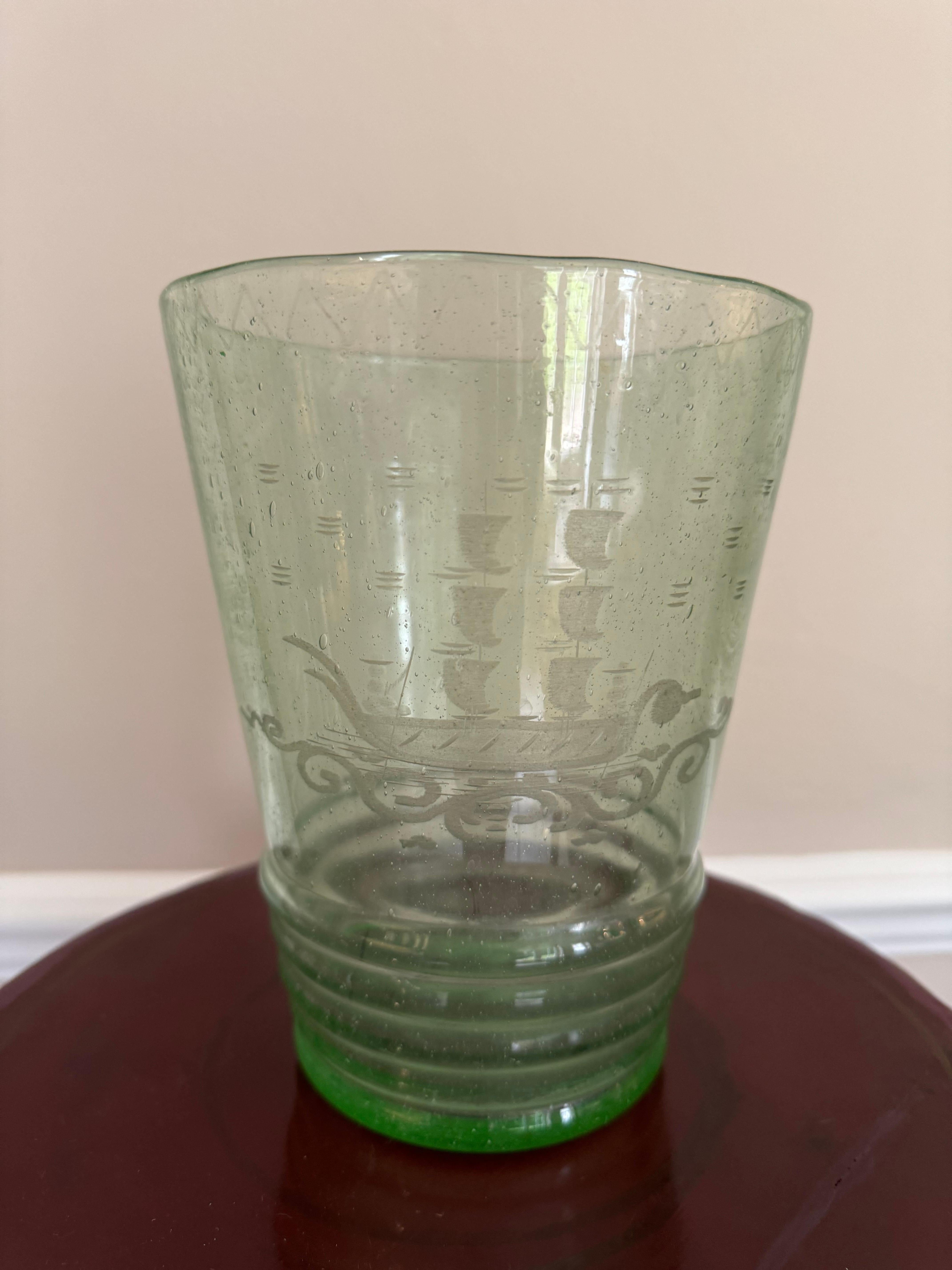 Mid-Century moderno Vaso europeo in vetro soffiato a mano e inciso in vendita