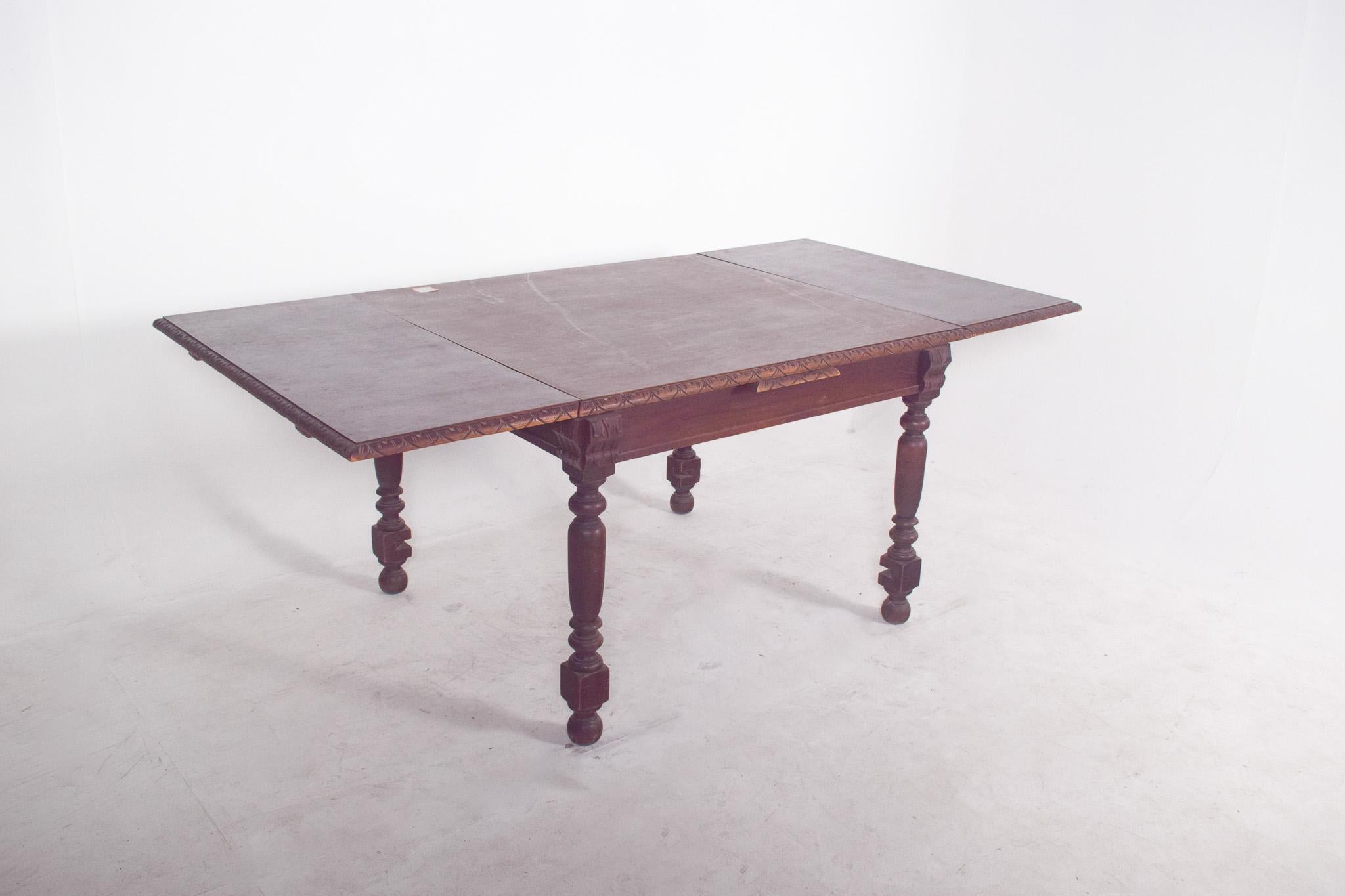 European Extendable Dining Table with Turned Legs For Sale 4