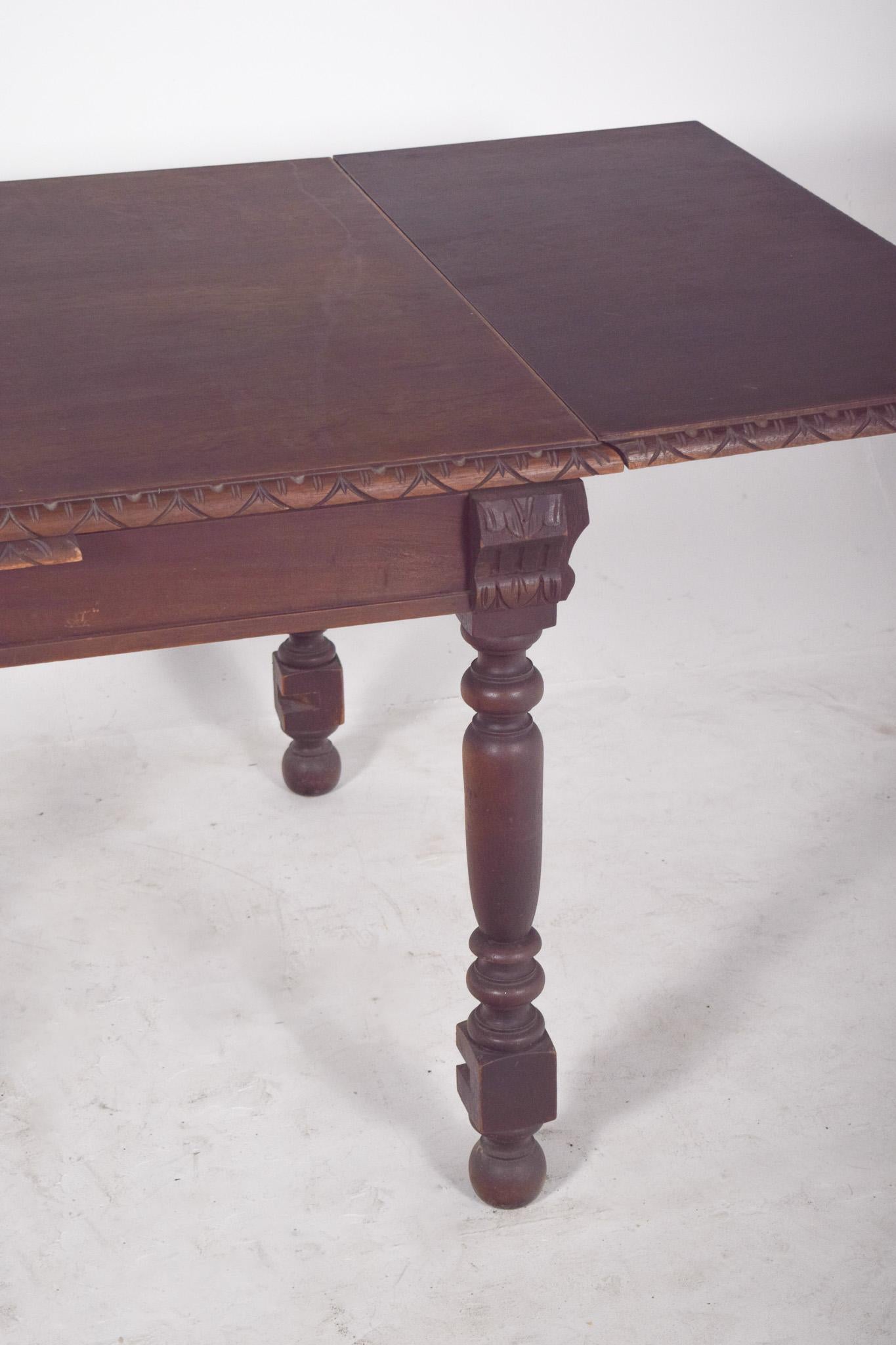European Extendable Dining Table with Turned Legs For Sale 8