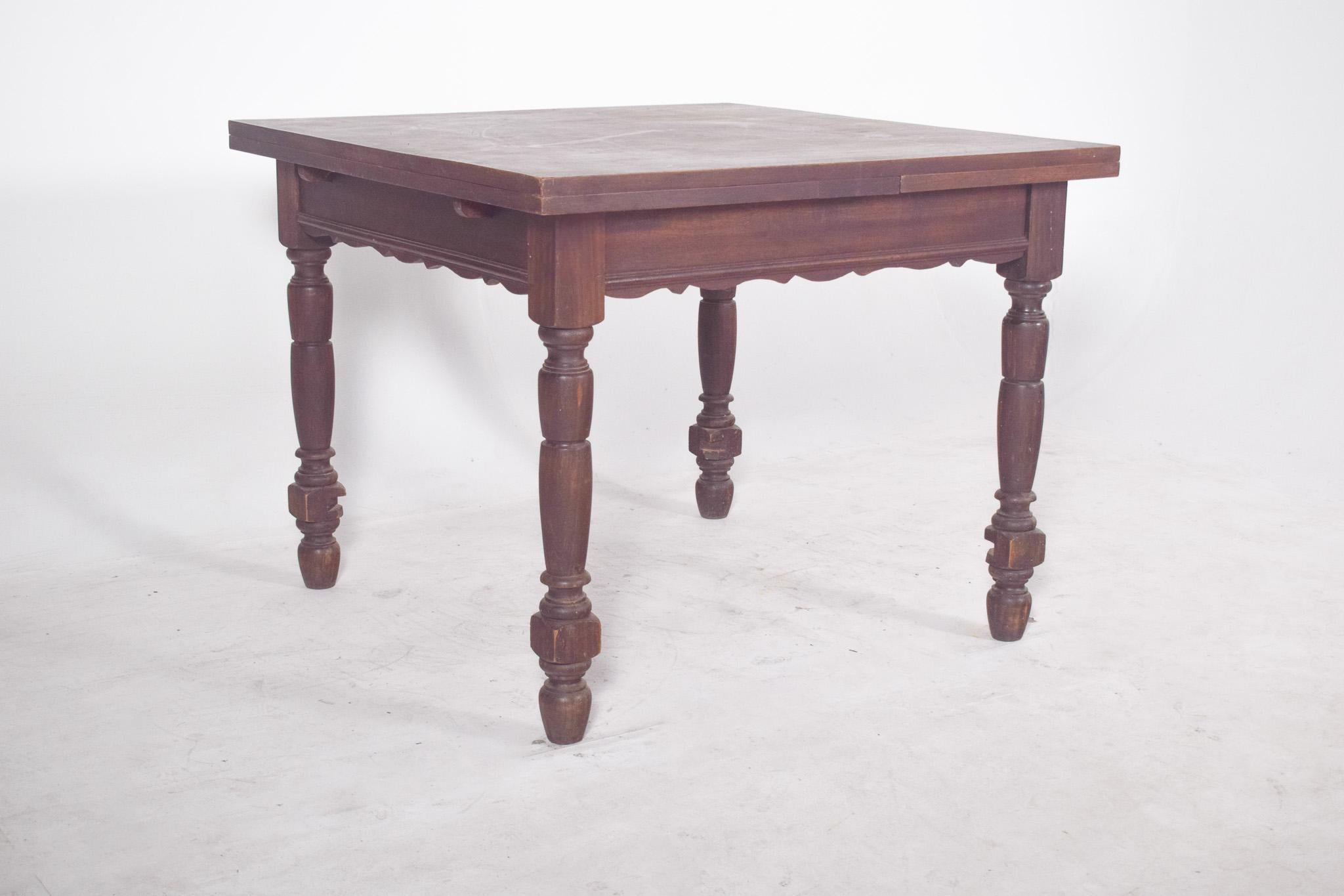 European Extendable Dining Table with Turned Legs For Sale 9