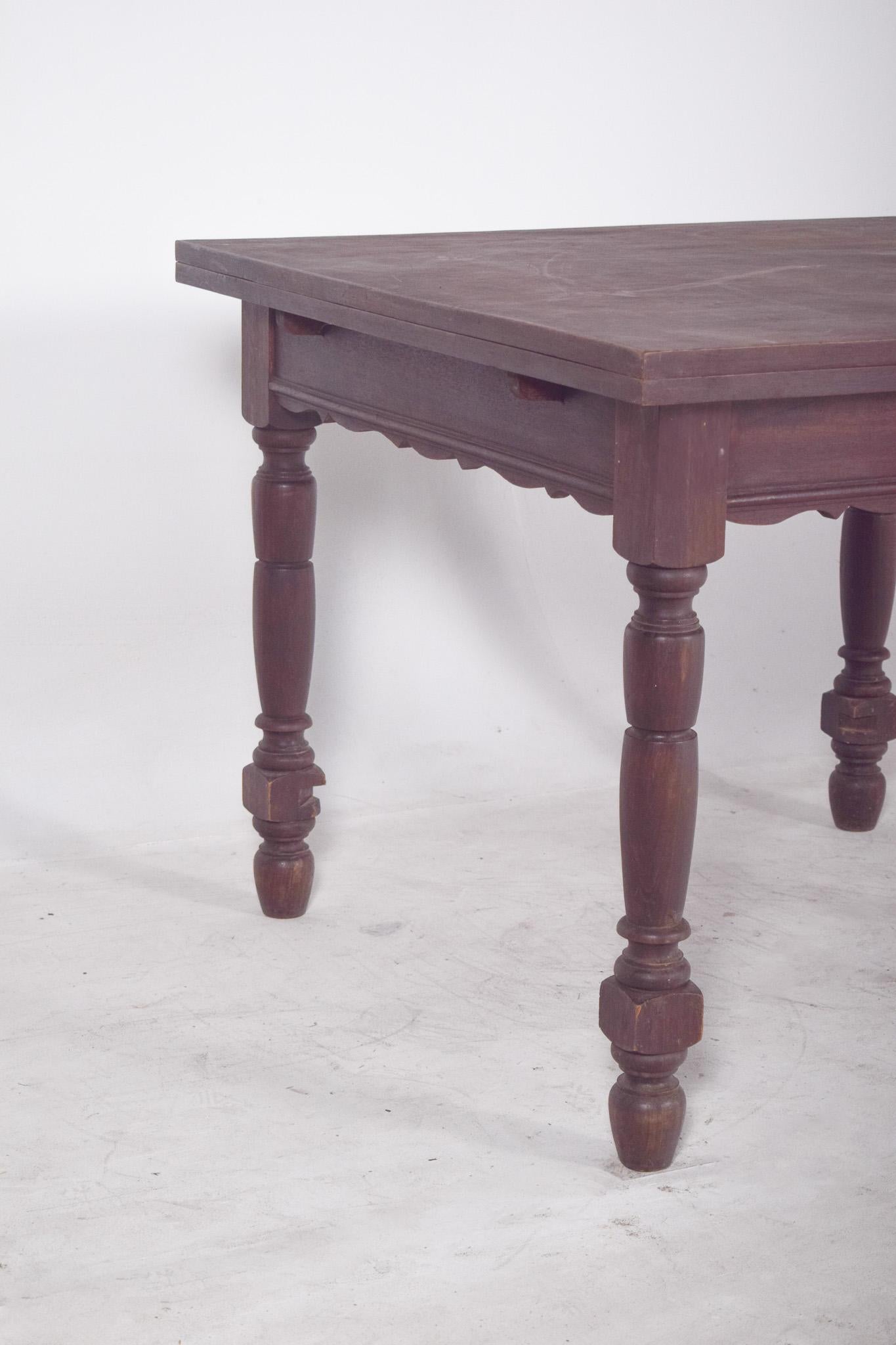 Extendable dining table with turned legs. Made of solid wood, the balanced proportions make this piece ideal for both compact and large rooms, with the possibility of extending it to accommodate more guests
The legs are turned with a wealth of