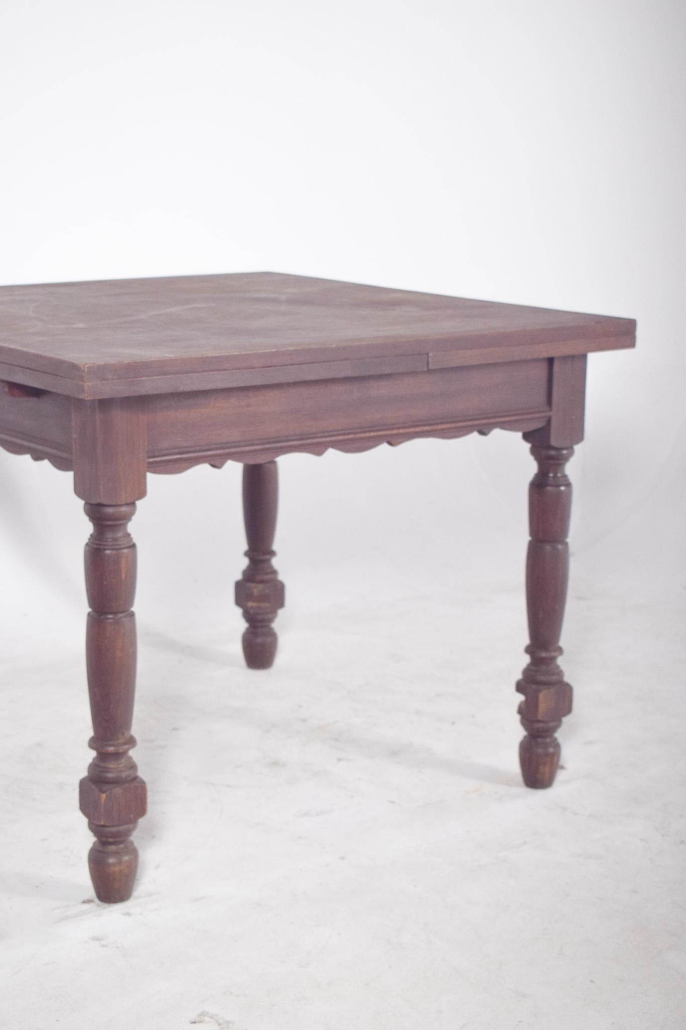 Late Victorian European Extendable Dining Table with Turned Legs For Sale
