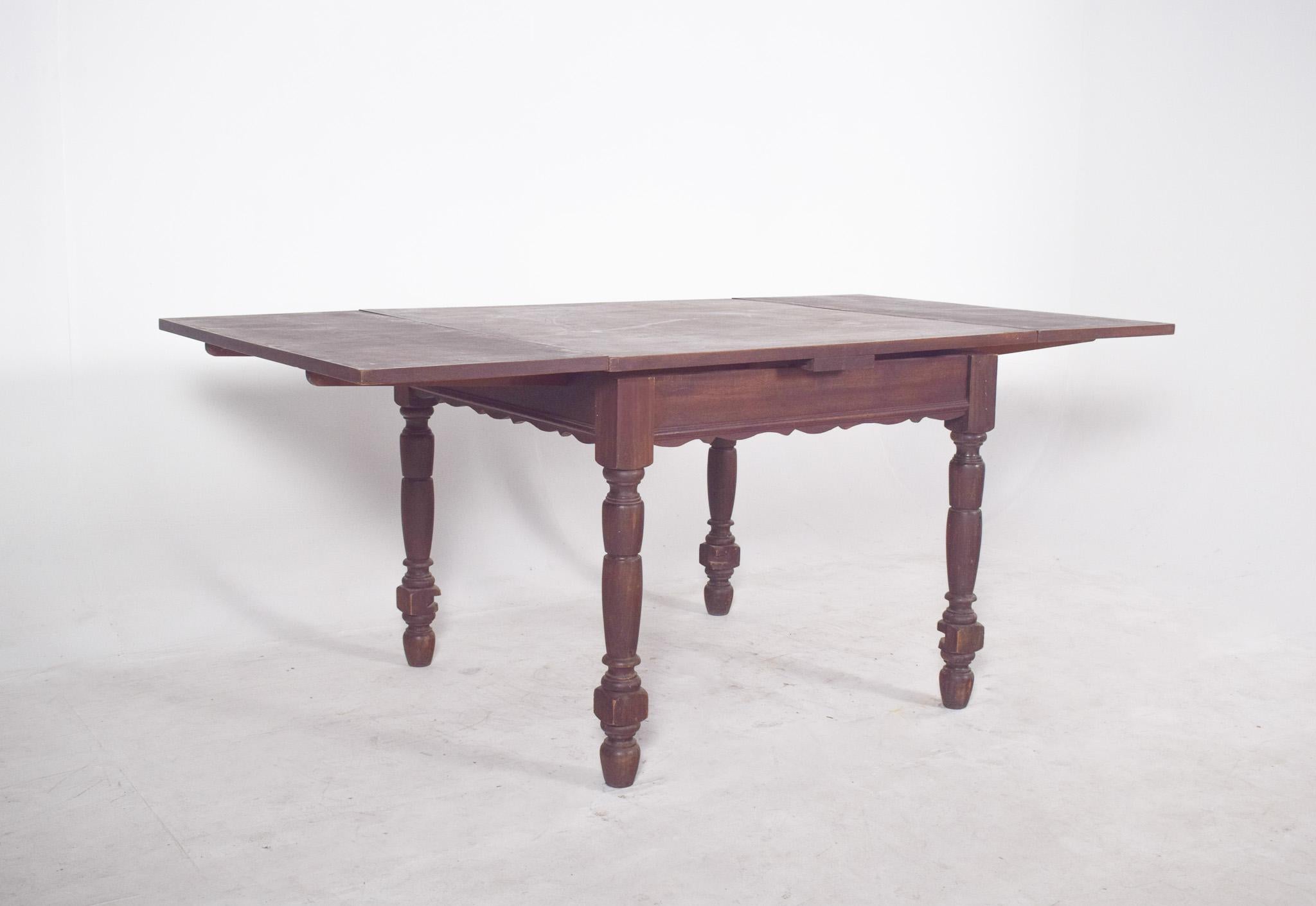 European Extendable Dining Table with Turned Legs In Good Condition For Sale In Lisboa, Lisboa