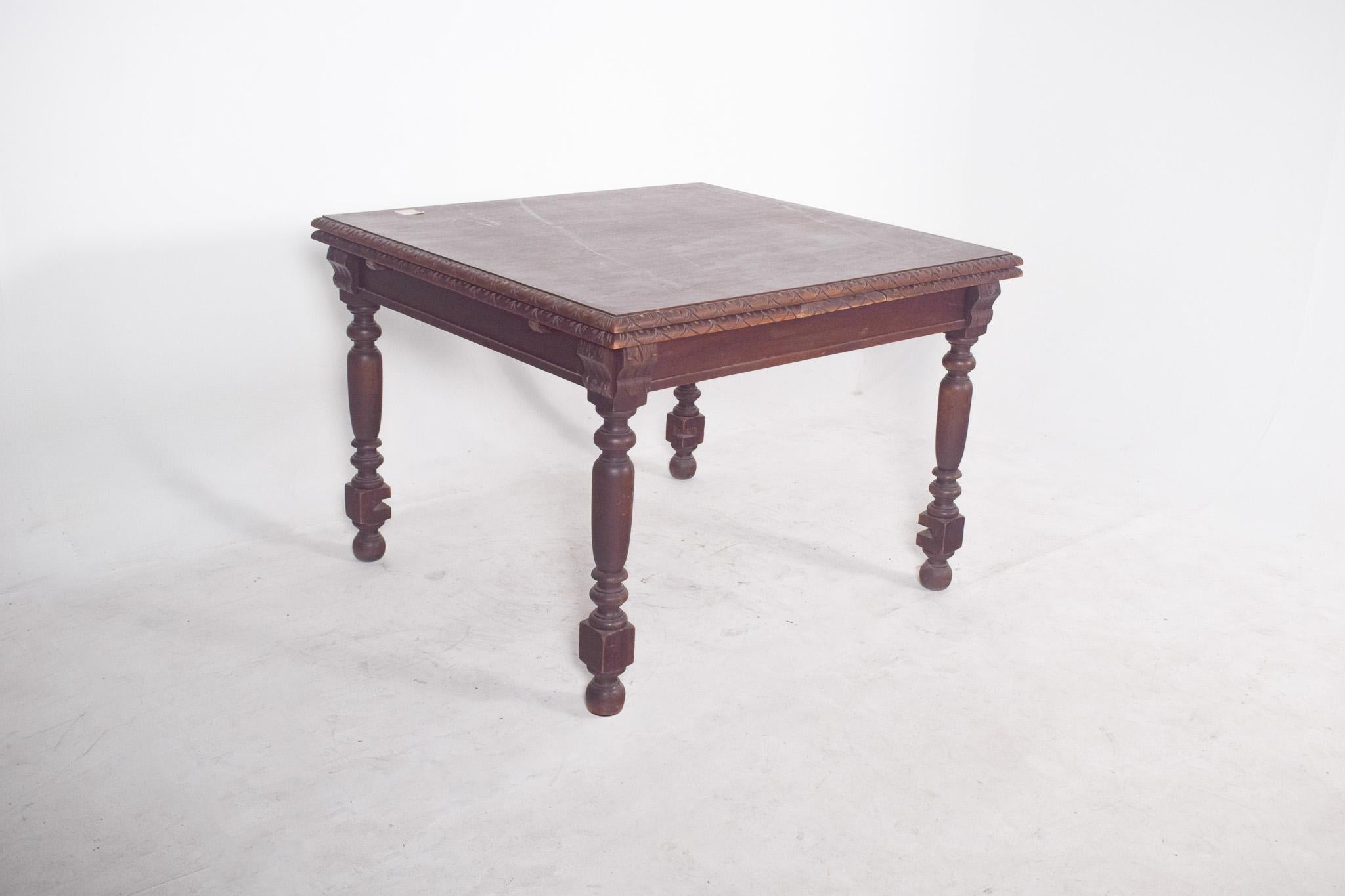 European Extendable Dining Table with Turned Legs For Sale 1