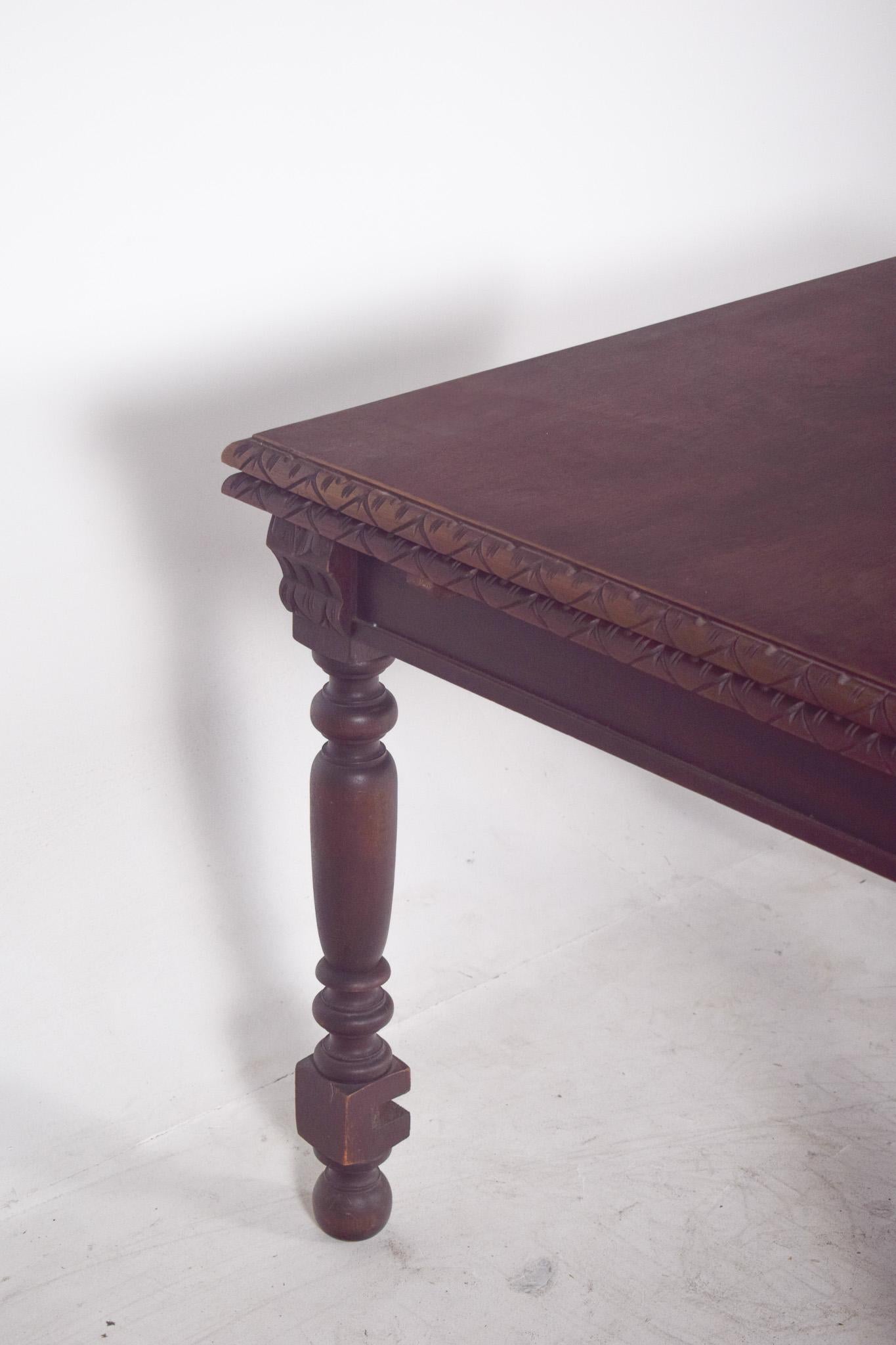 European Extendable Dining Table with Turned Legs For Sale 2