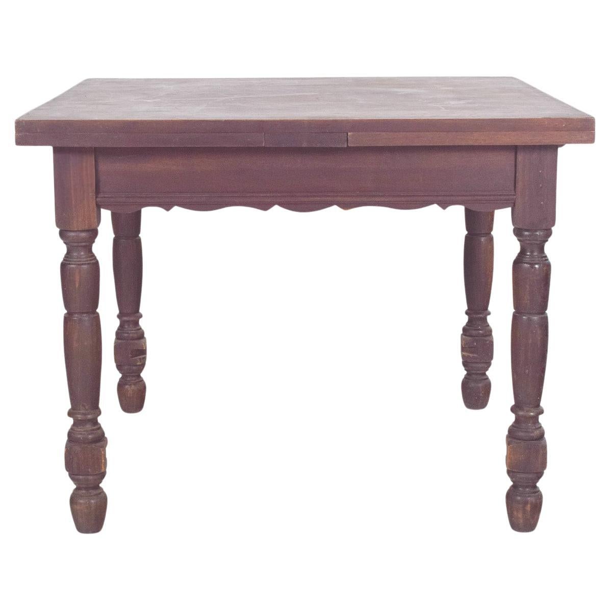 European Extendable Dining Table with Turned Legs For Sale