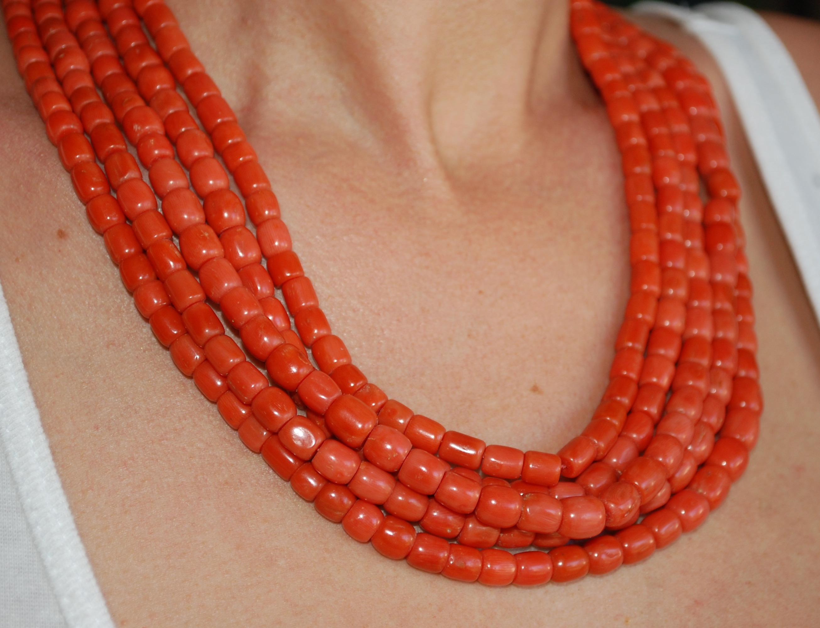 Tardo vittoriano Chiusura europea a cinque fili di corallo rosso in oro 14k in vendita