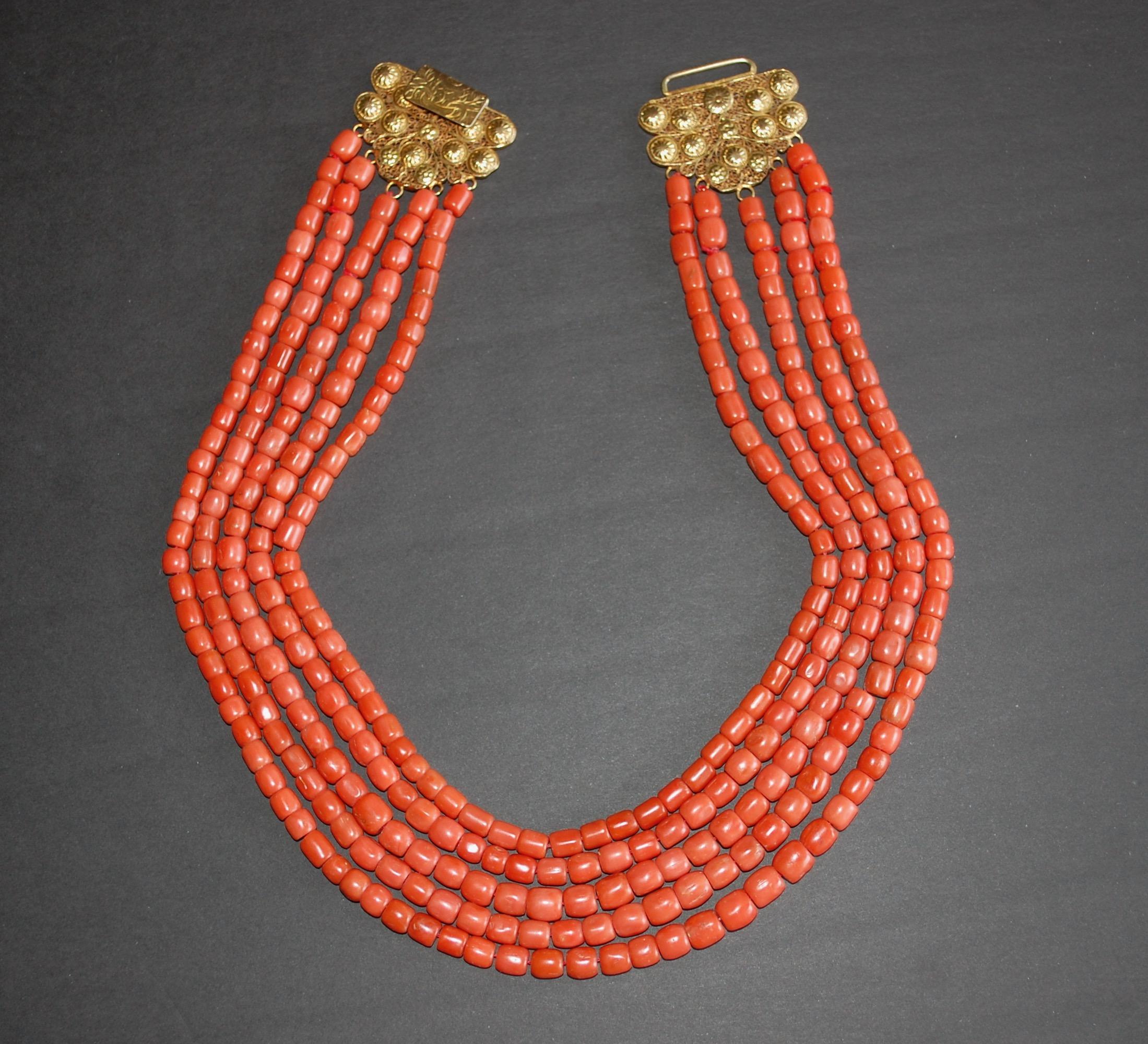 Perlina Chiusura europea a cinque fili di corallo rosso in oro 14k in vendita
