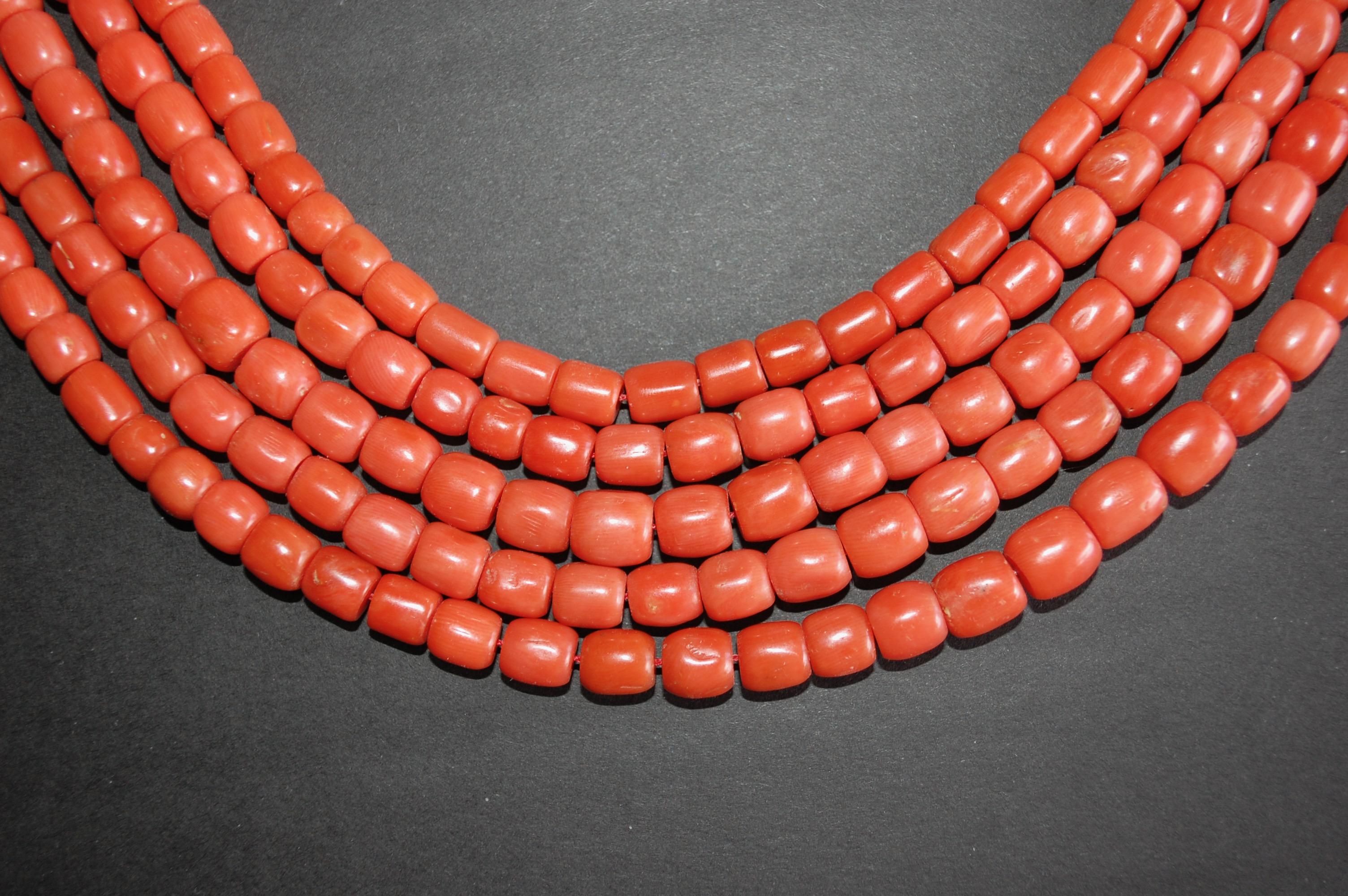 Donna Chiusura europea a cinque fili di corallo rosso in oro 14k in vendita