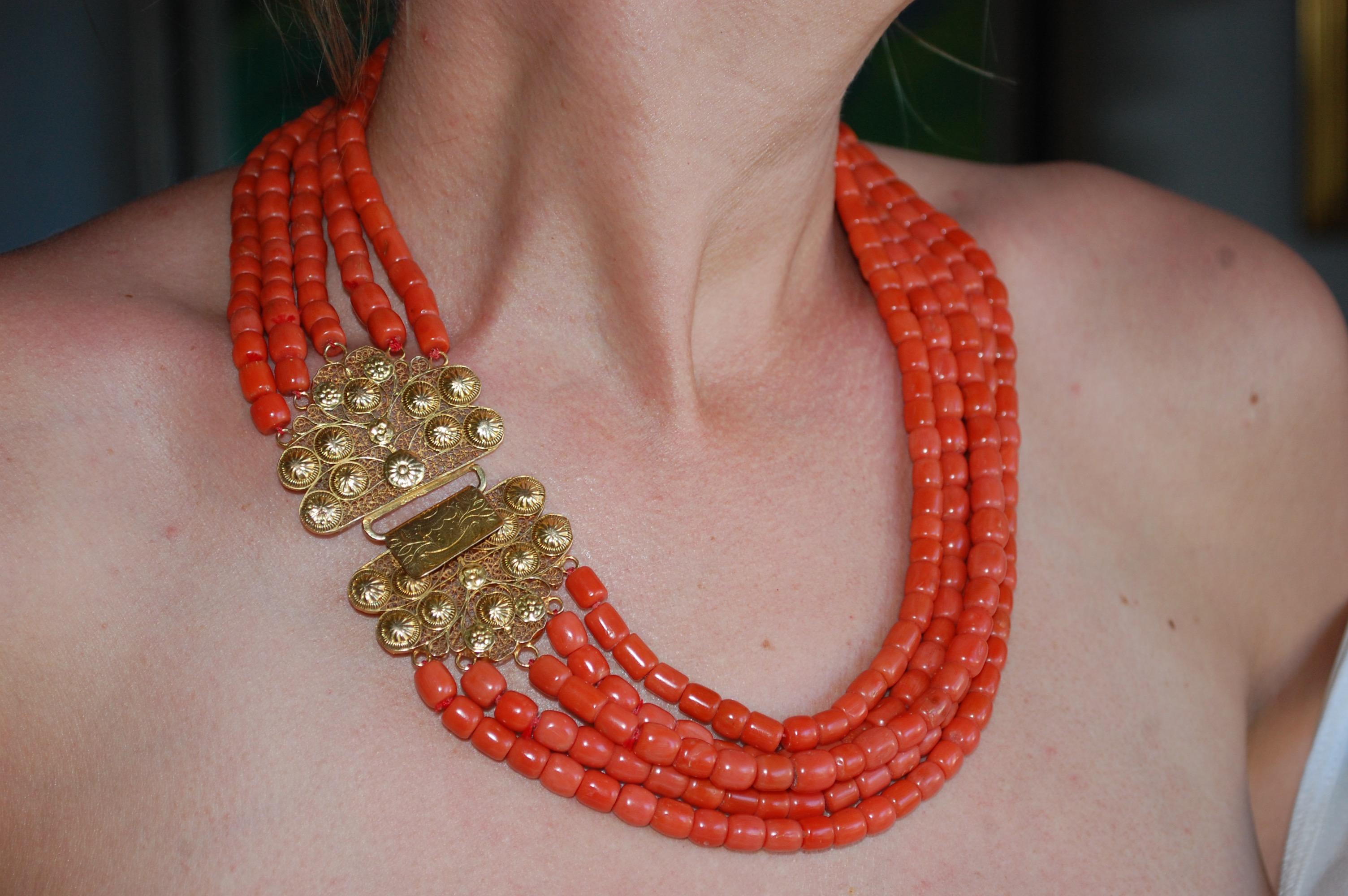 Chiusura europea a cinque fili di corallo rosso in oro 14k in vendita 1