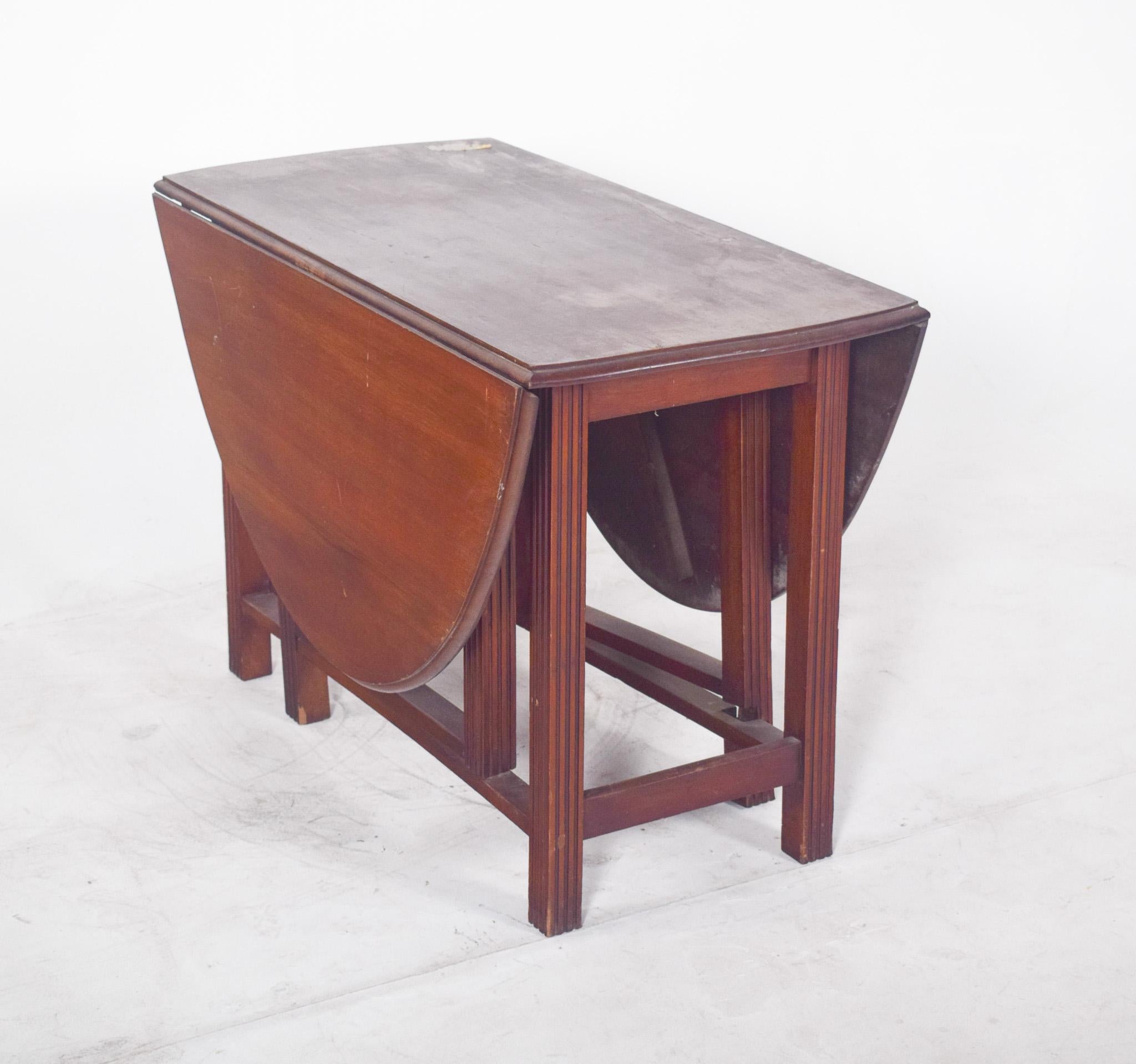 Oval-top table. The classic shape with rounded sides and reinforced structure reveals a functional and elegant design, ideal for environments with limited space or occasional use. When closed, the piece takes on compact and discreet proportions,