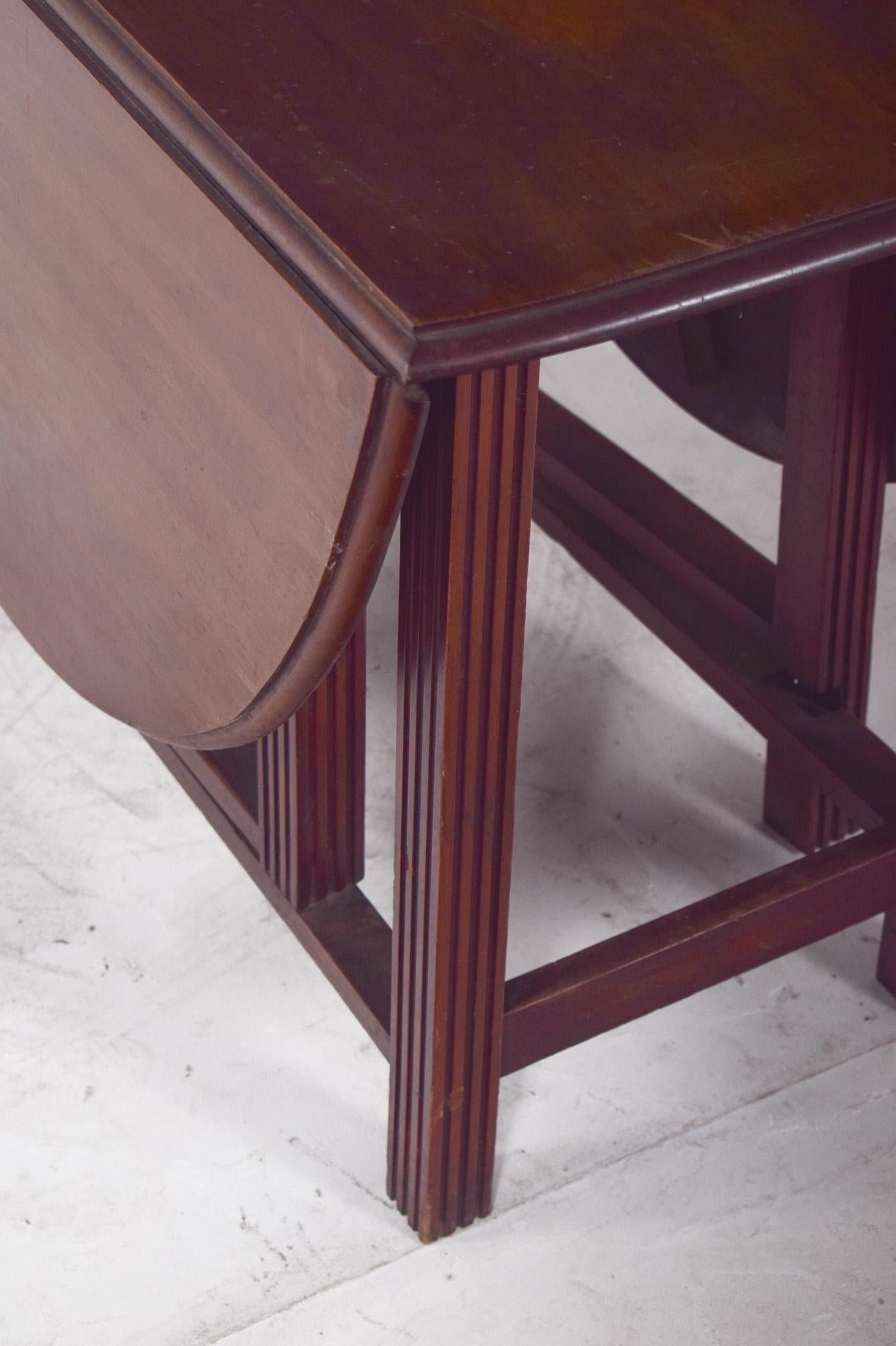 European Flip Flap Oval-Top Table In Good Condition For Sale In Lisboa, Lisboa