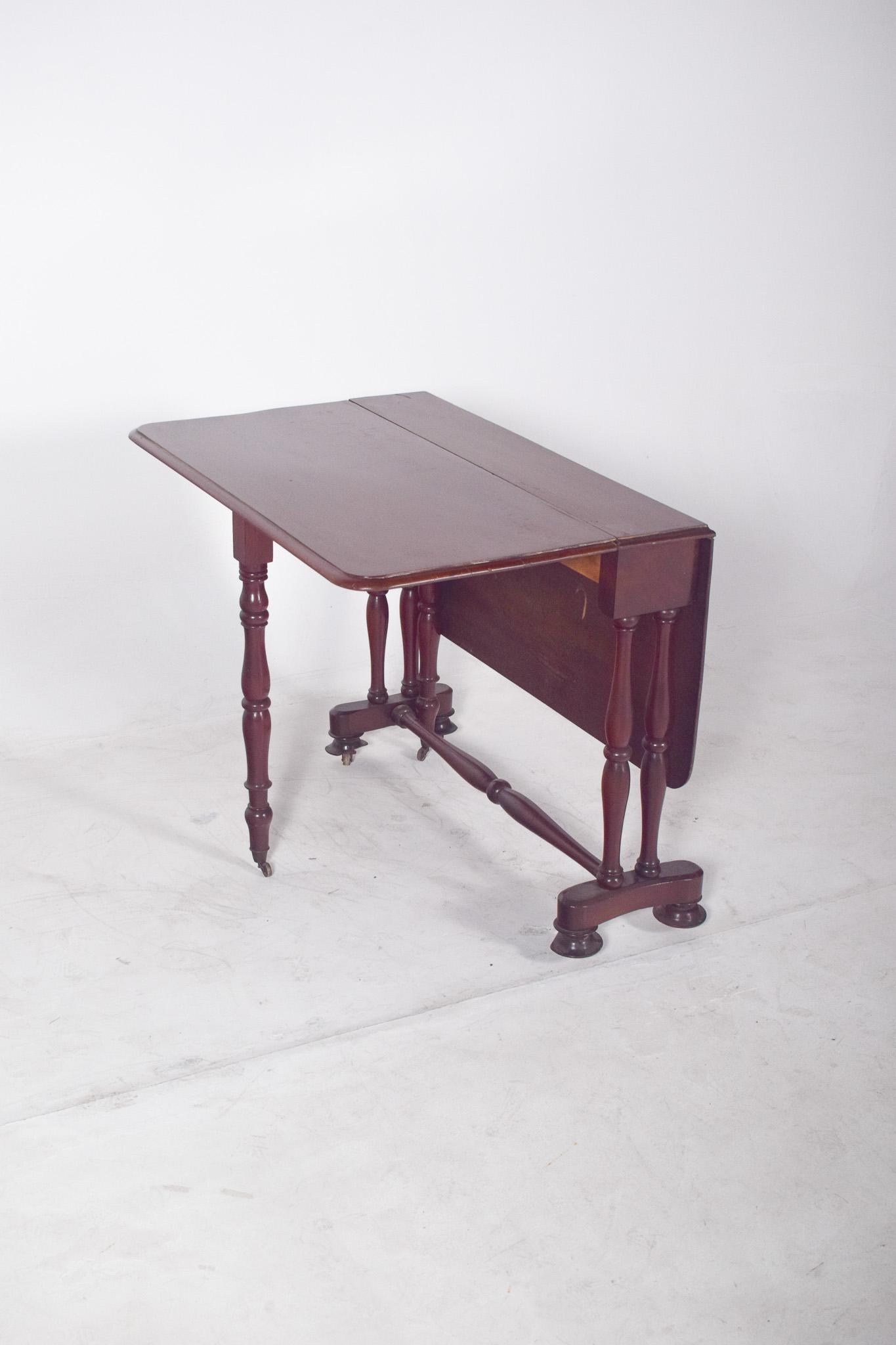 European Flip Flap Table, Turned Legs In Good Condition For Sale In Lisboa, Lisboa