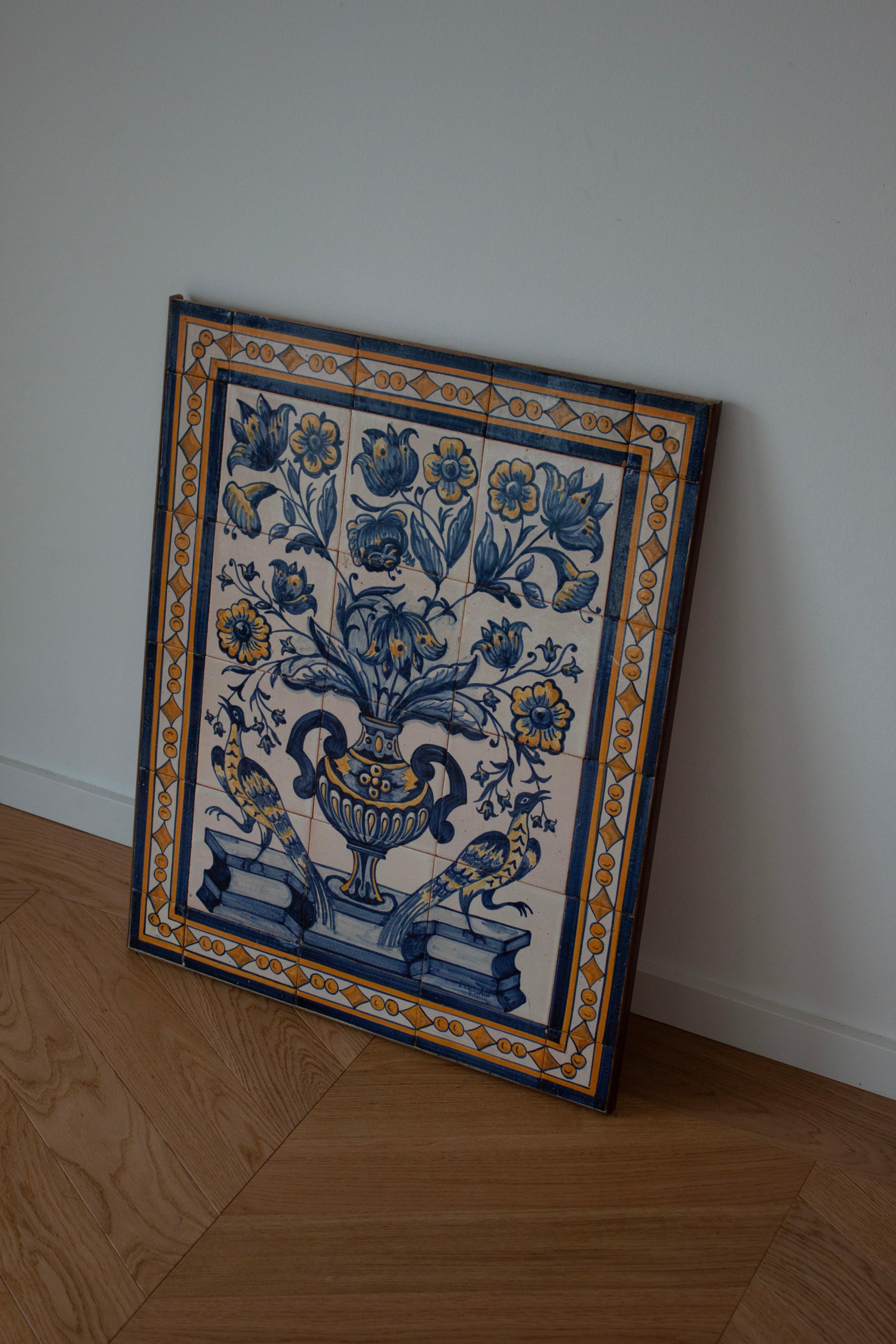 Europäische Blumen und Tiere blau und weiß gefliest Wand Kunstwerk Wand hängend  (Glasiert) im Angebot