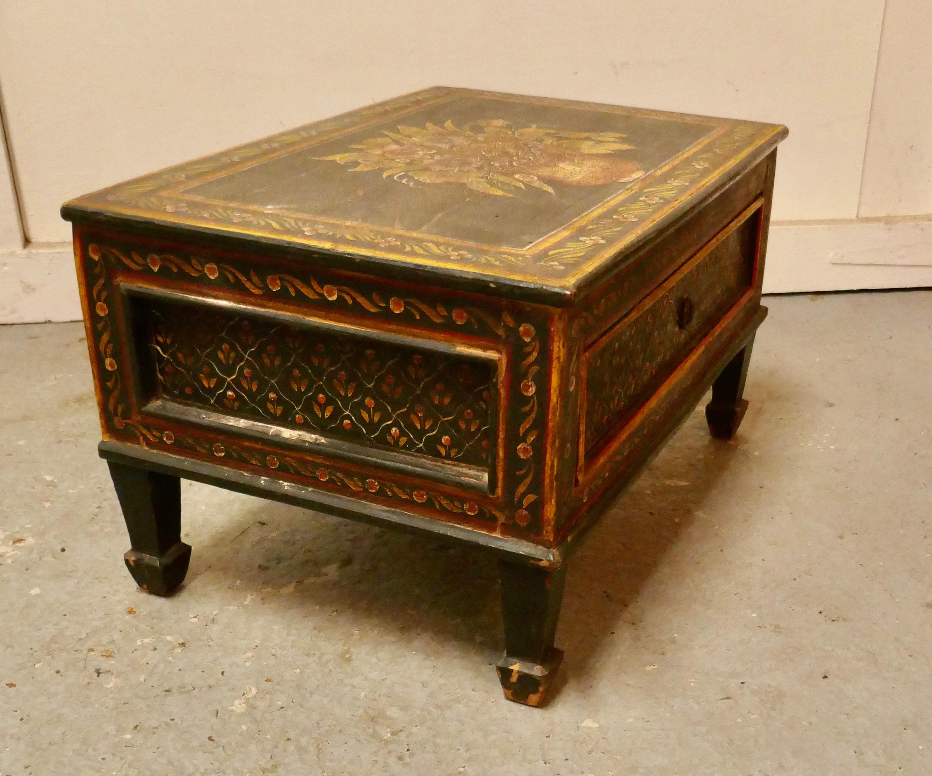 Europäische Volkskunst, bemalt, niedriger Tisch mit Schublade (19. Jahrhundert) im Angebot