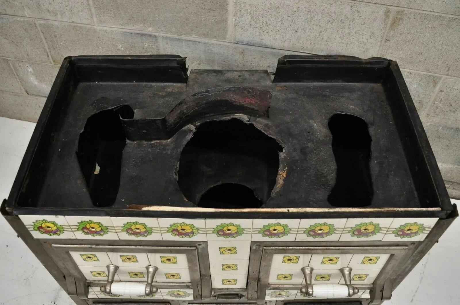 Europäischer französischer oder belgischer gusseiserner Jugendstil-Kachelofen mit Kohlebefeuerung im Angebot 3