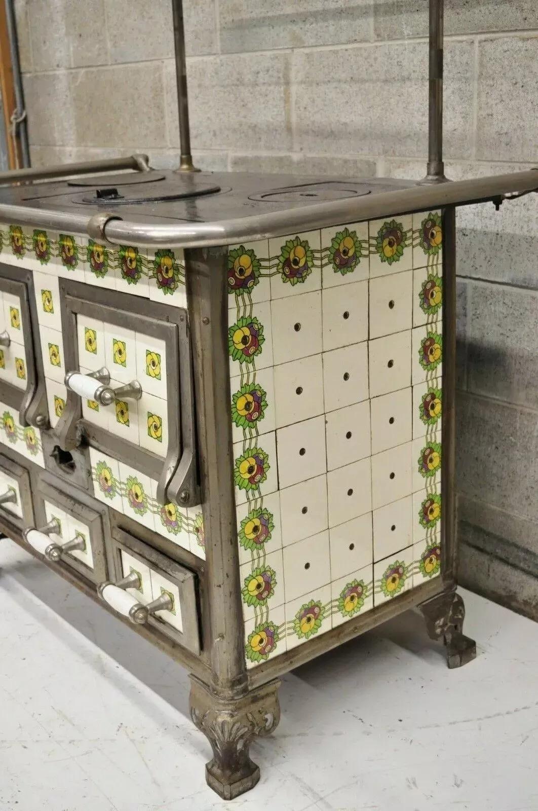 Estufa europea francesa o belga de hierro fundido Art Nouveau de azulejos de madera para quemar carbón Desconocido en venta