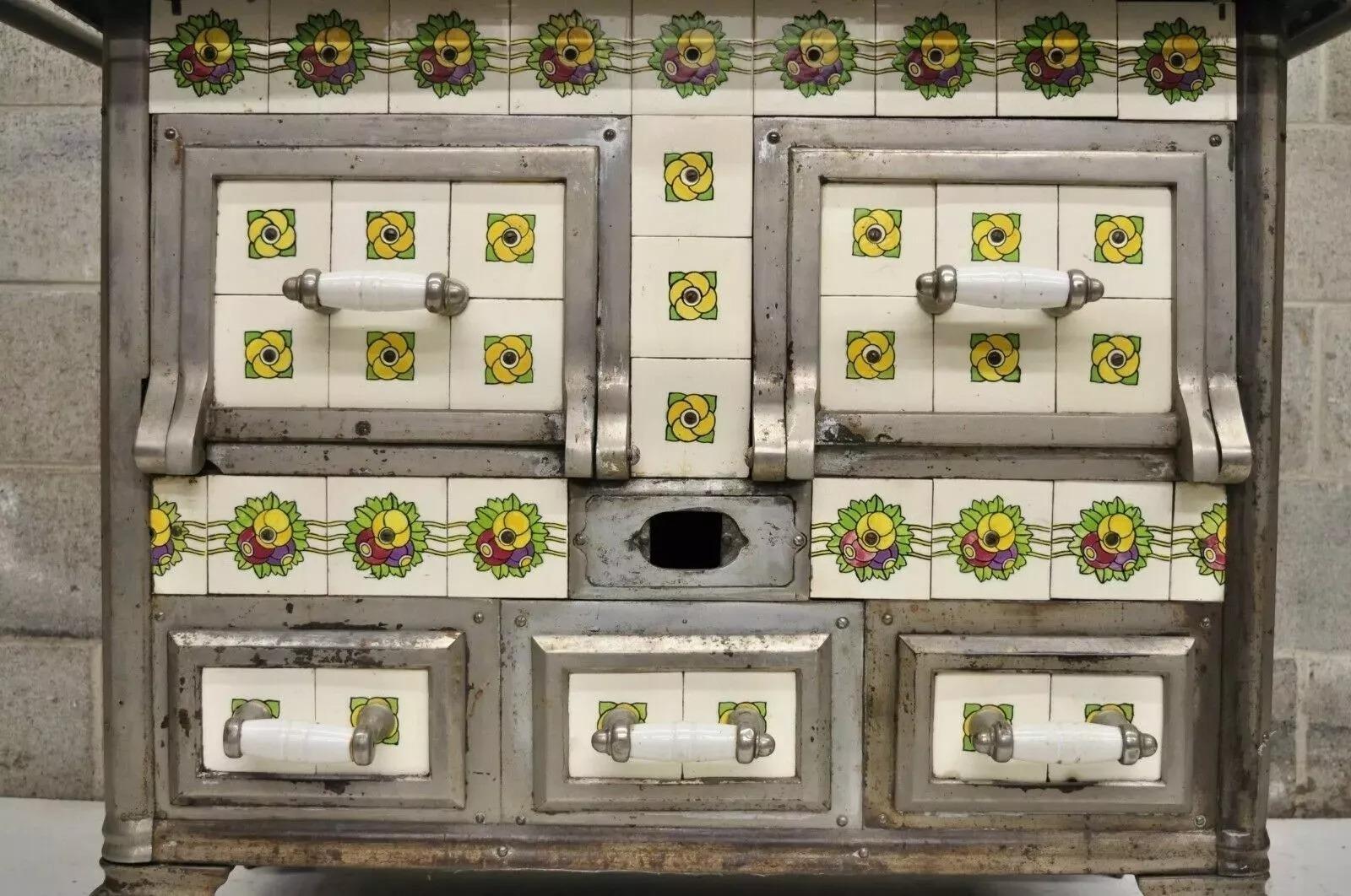 Estufa europea francesa o belga de hierro fundido Art Nouveau de azulejos de madera para quemar carbón Vaciado en venta