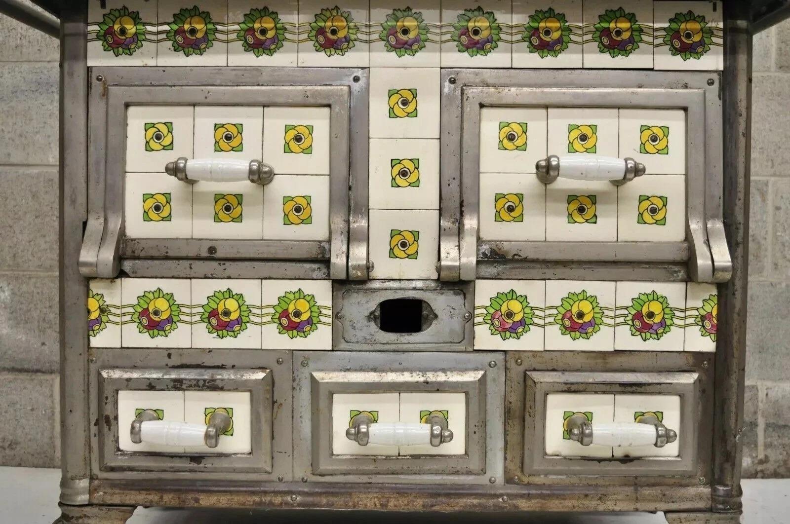 Europäischer französischer oder belgischer gusseiserner Jugendstil-Kachelofen mit Kohlebefeuerung (Gegossen) im Angebot