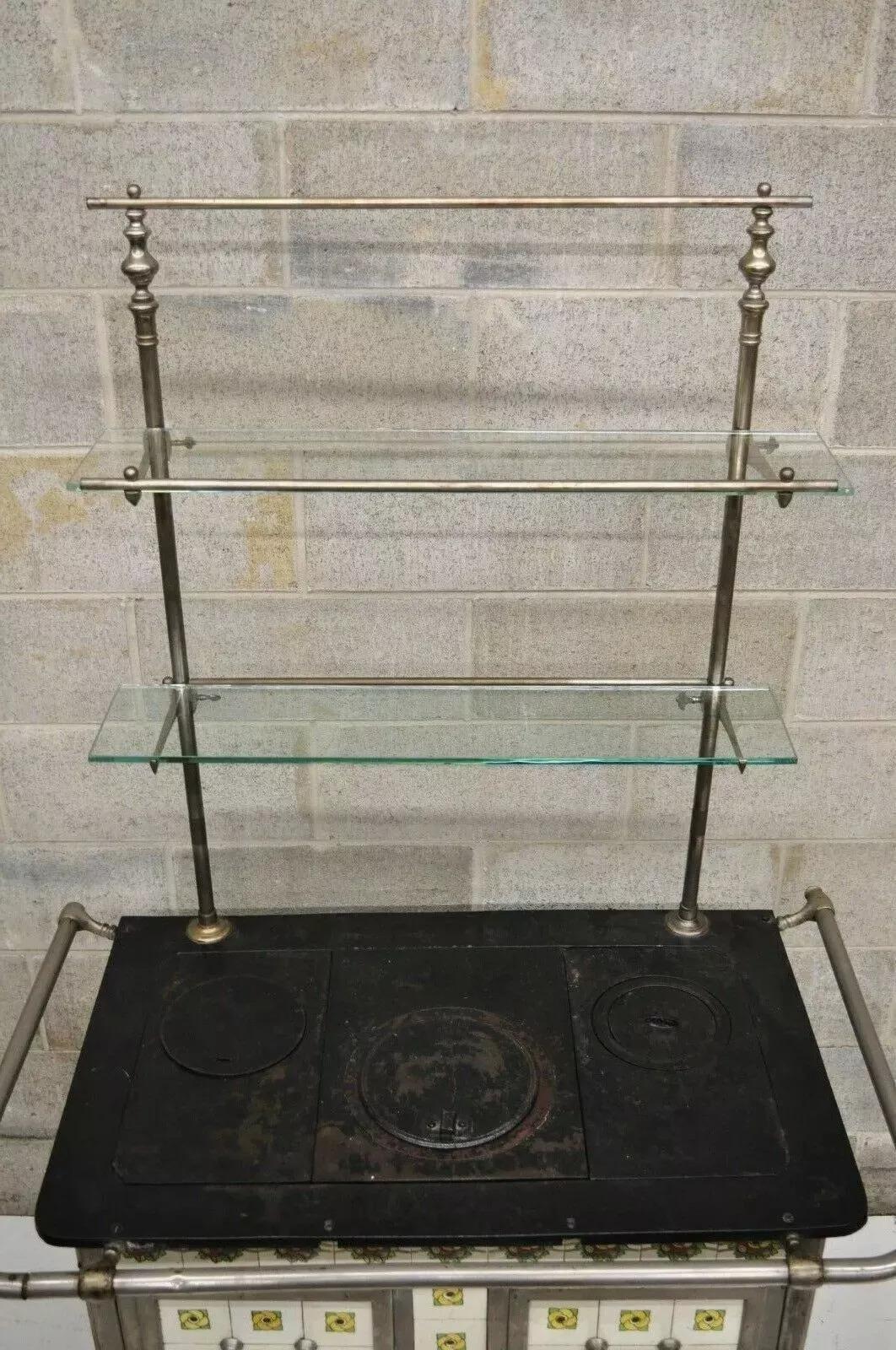 Europäischer französischer oder belgischer gusseiserner Jugendstil-Kachelofen mit Kohlebefeuerung im Zustand „Gut“ im Angebot in Philadelphia, PA