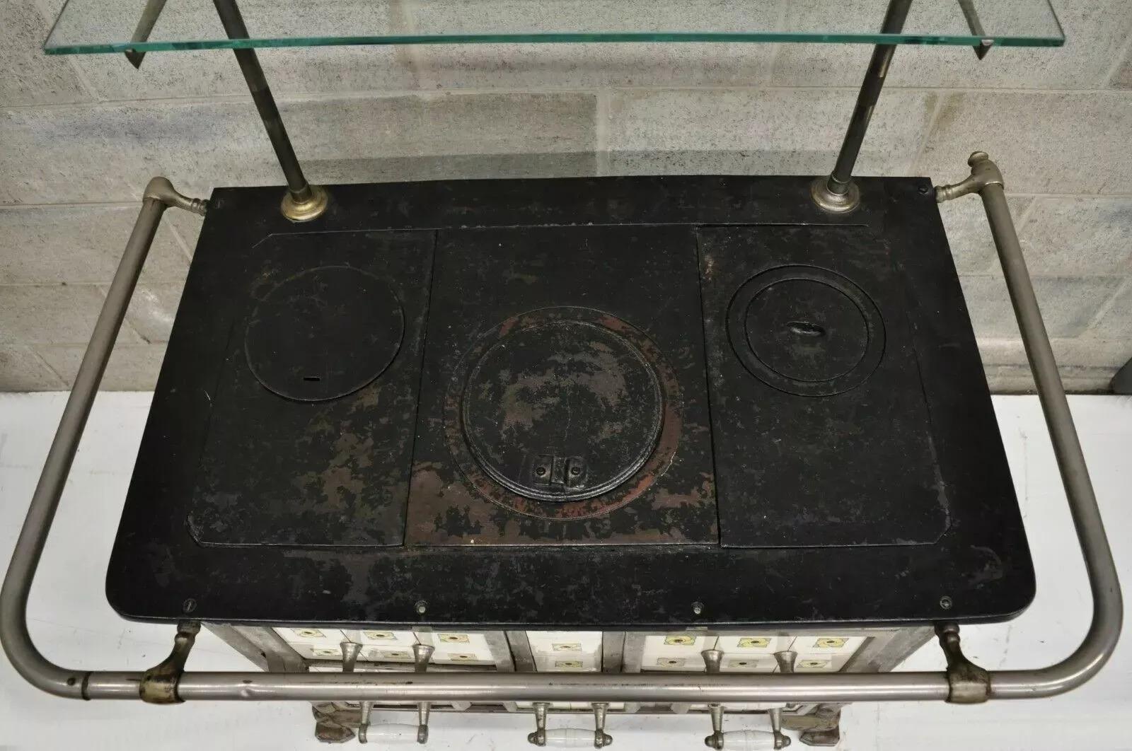 Europäischer französischer oder belgischer gusseiserner Jugendstil-Kachelofen mit Kohlebefeuerung (19. Jahrhundert) im Angebot