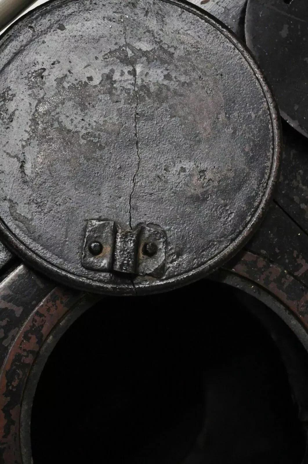 Europäischer französischer oder belgischer gusseiserner Jugendstil-Kachelofen mit Kohlebefeuerung (Eisen) im Angebot