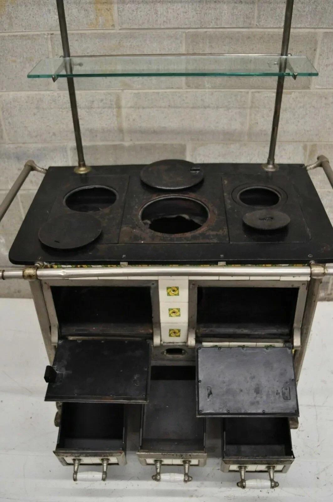 Europäischer französischer oder belgischer gusseiserner Jugendstil-Kachelofen mit Kohlebefeuerung im Angebot 1