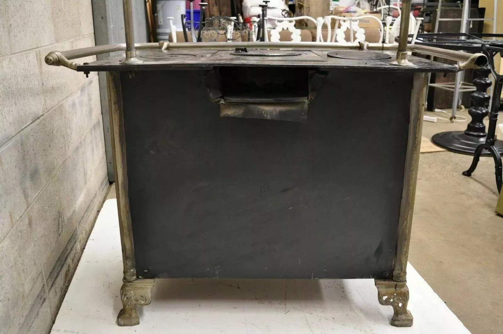 Europäischer französischer oder belgischer gusseiserner Jugendstil-Kachelofen mit Kohlebefeuerung im Angebot 2