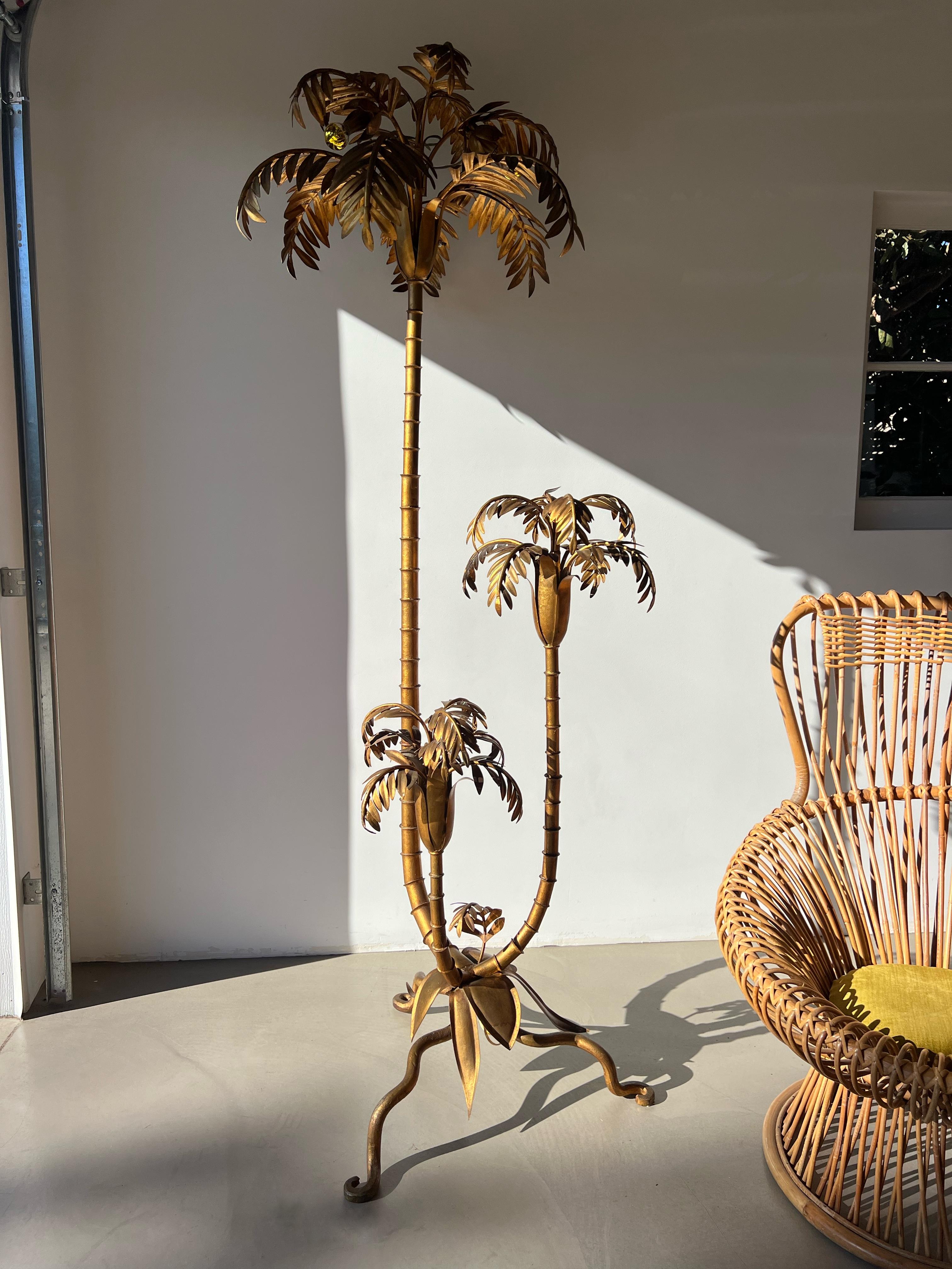 Hollywood Regency Lampada da terra europea a palma in metallo dorato in vendita