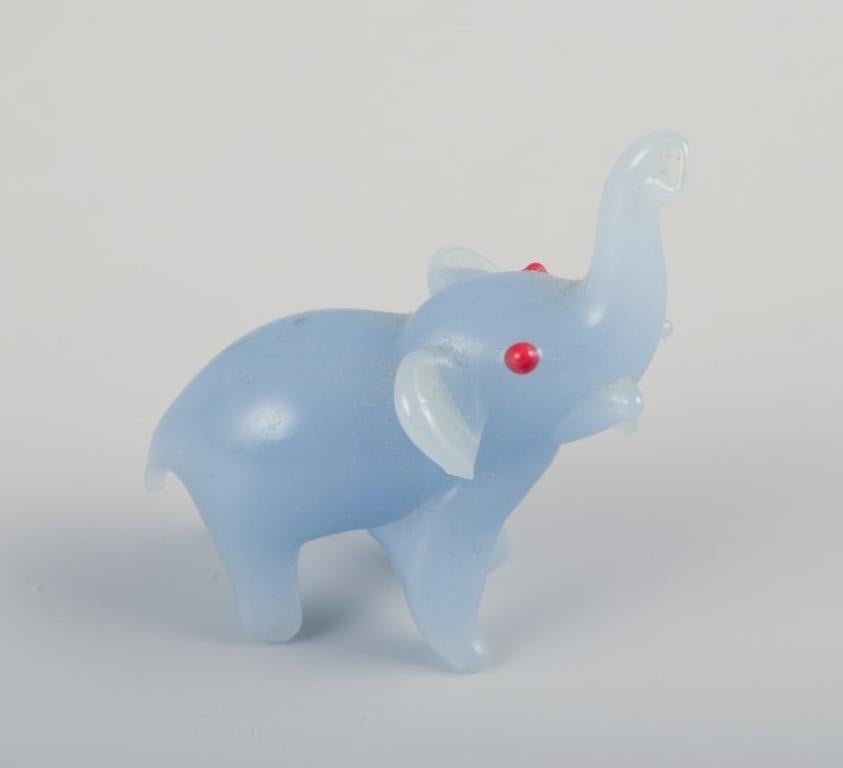 European glass artist. Five miniature animals in art glass. Ca. 1970s In Excellent Condition For Sale In Copenhagen, DK