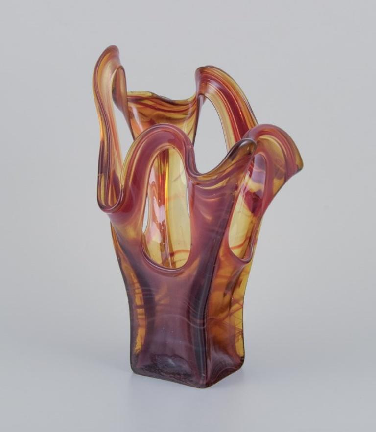 Artiste verrier européen. Grand vase en verre d'art. Couleur ambrée.
Années 1960/70.
En parfait état.
Dimensions : H 30,0 cm x L 19,0 cm : H 30,0 cm x L 19,0 cm.
En excellent état avec un petit défaut de production au fond du vase. Voir la photo.