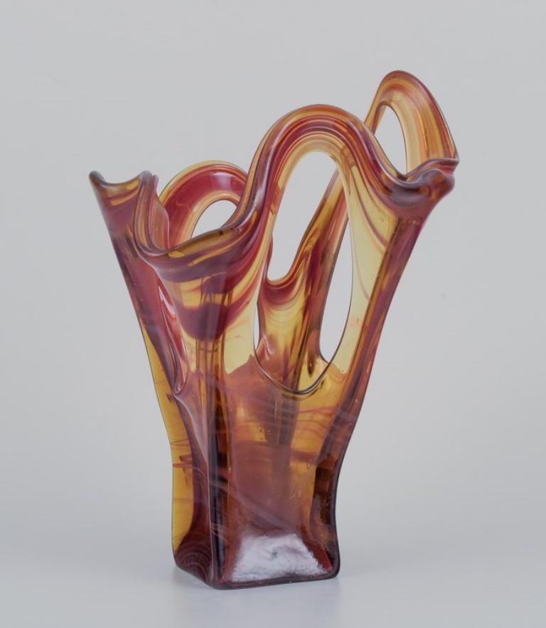 Moderne Artiste verrier européen. Grand vase en verre d'art. Couleur ambre. Années 1960/70 en vente
