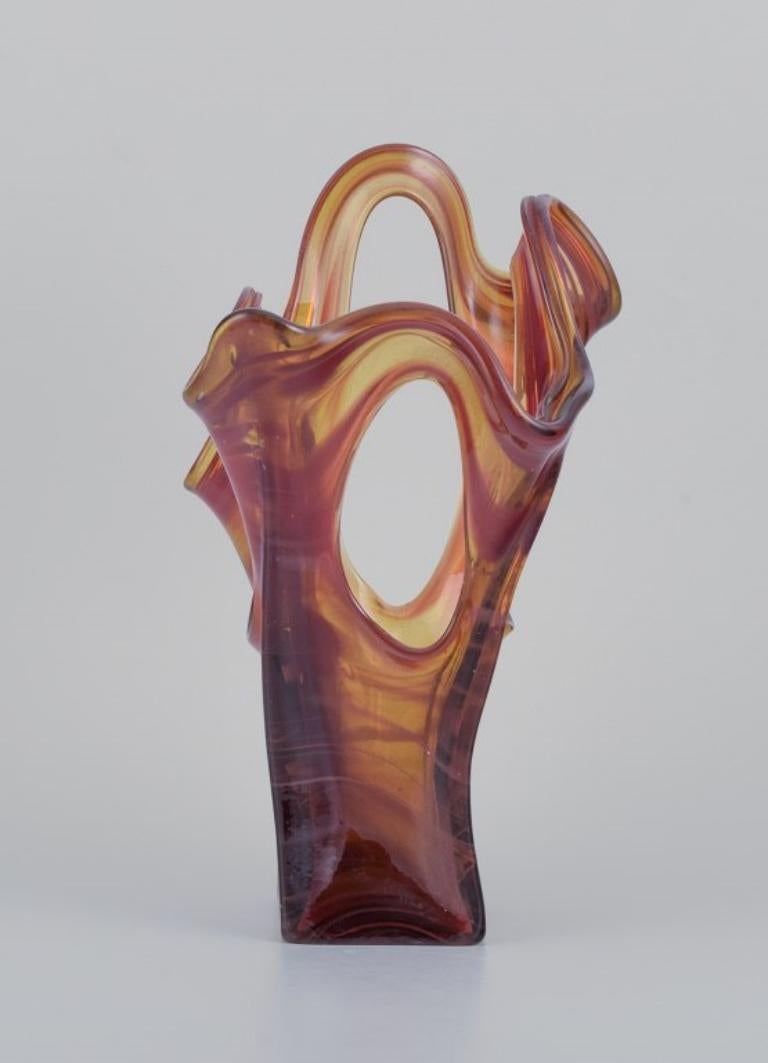 Inconnu Artiste verrier européen. Grand vase en verre d'art. Couleur ambre. Années 1960/70 en vente