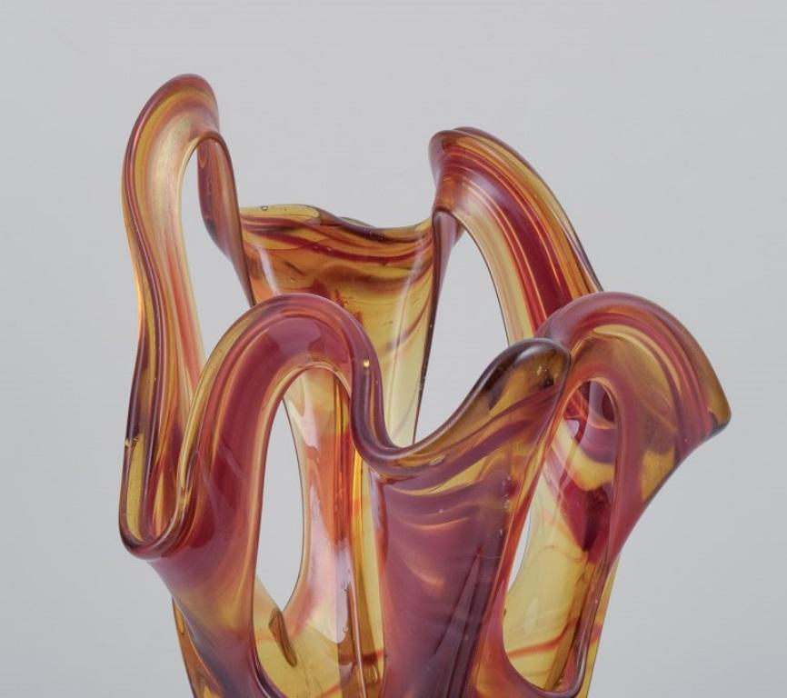 Artiste verrier européen. Grand vase en verre d'art. Couleur ambre. Années 1960/70 Excellent état - En vente à København, Copenhagen
