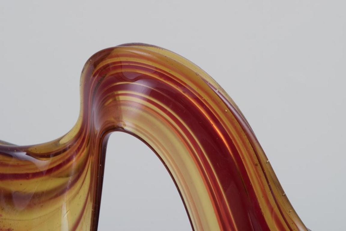 Milieu du XXe siècle Artiste verrier européen. Grand vase en verre d'art. Couleur ambre. Années 1960/70 en vente
