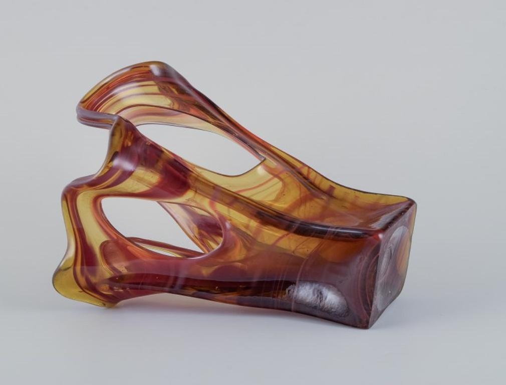 Verre d'art Artiste verrier européen. Grand vase en verre d'art. Couleur ambre. Années 1960/70 en vente