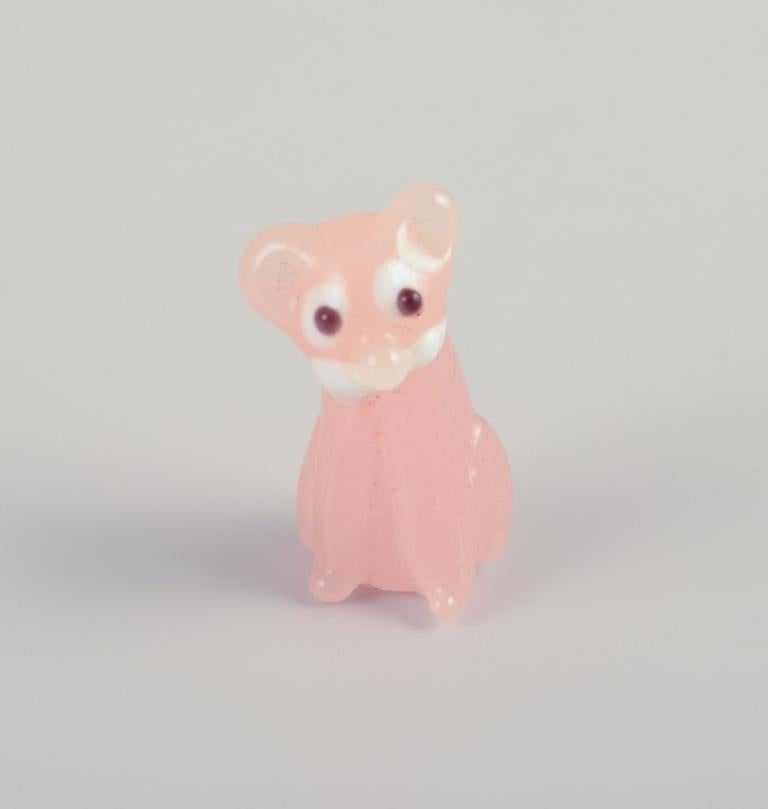 European glass artist. Six miniature animals in art glass. Handmade.
Approximately from the 1970s.
Perfect condition.
Tallest: H 1.5 cm. x L 0.9 cm.