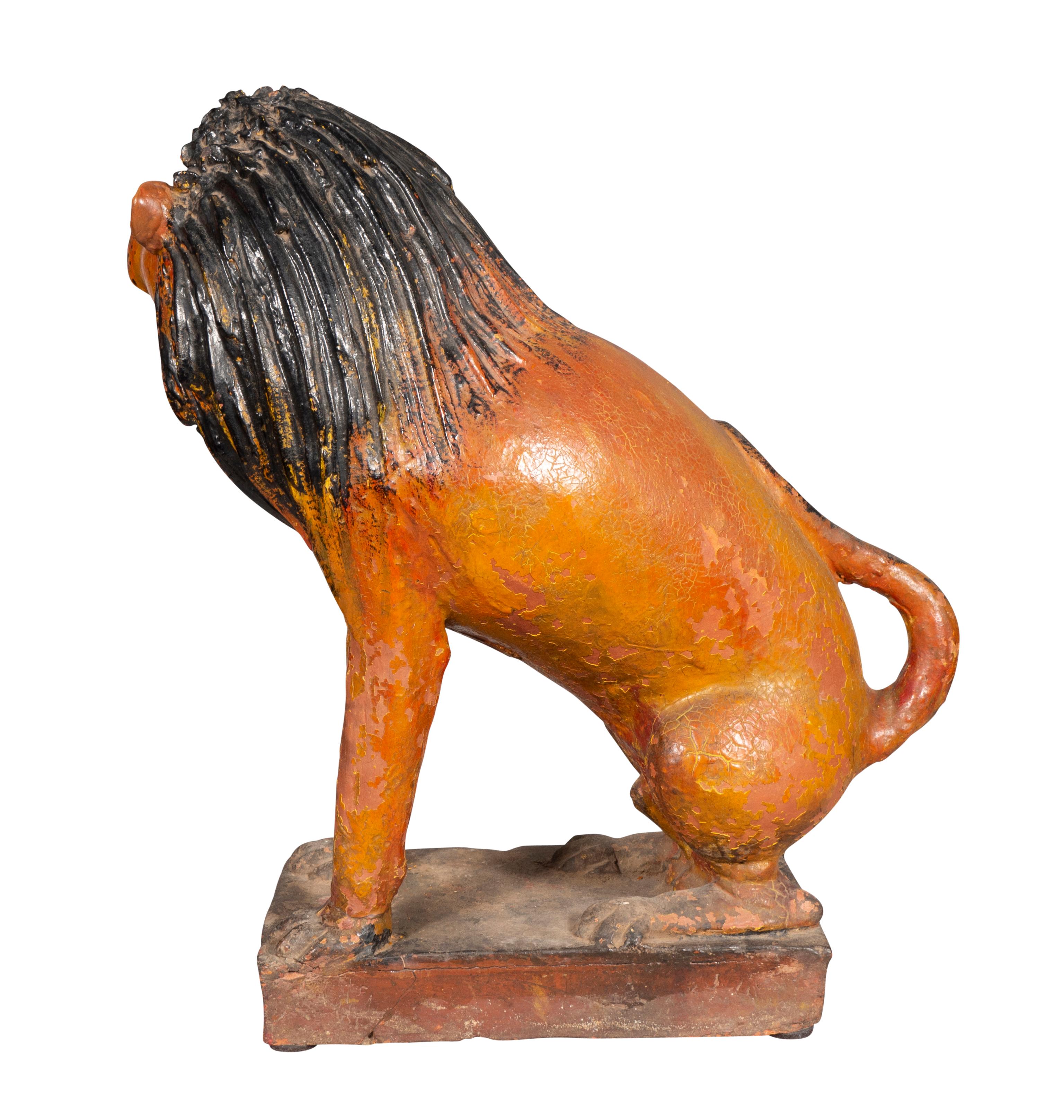 Figure européenne de lion en terre cuite émaillée Bon état - En vente à Essex, MA