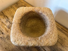 Mortero escultural de granito gótico europeo, tallado a mano al estilo primitivo