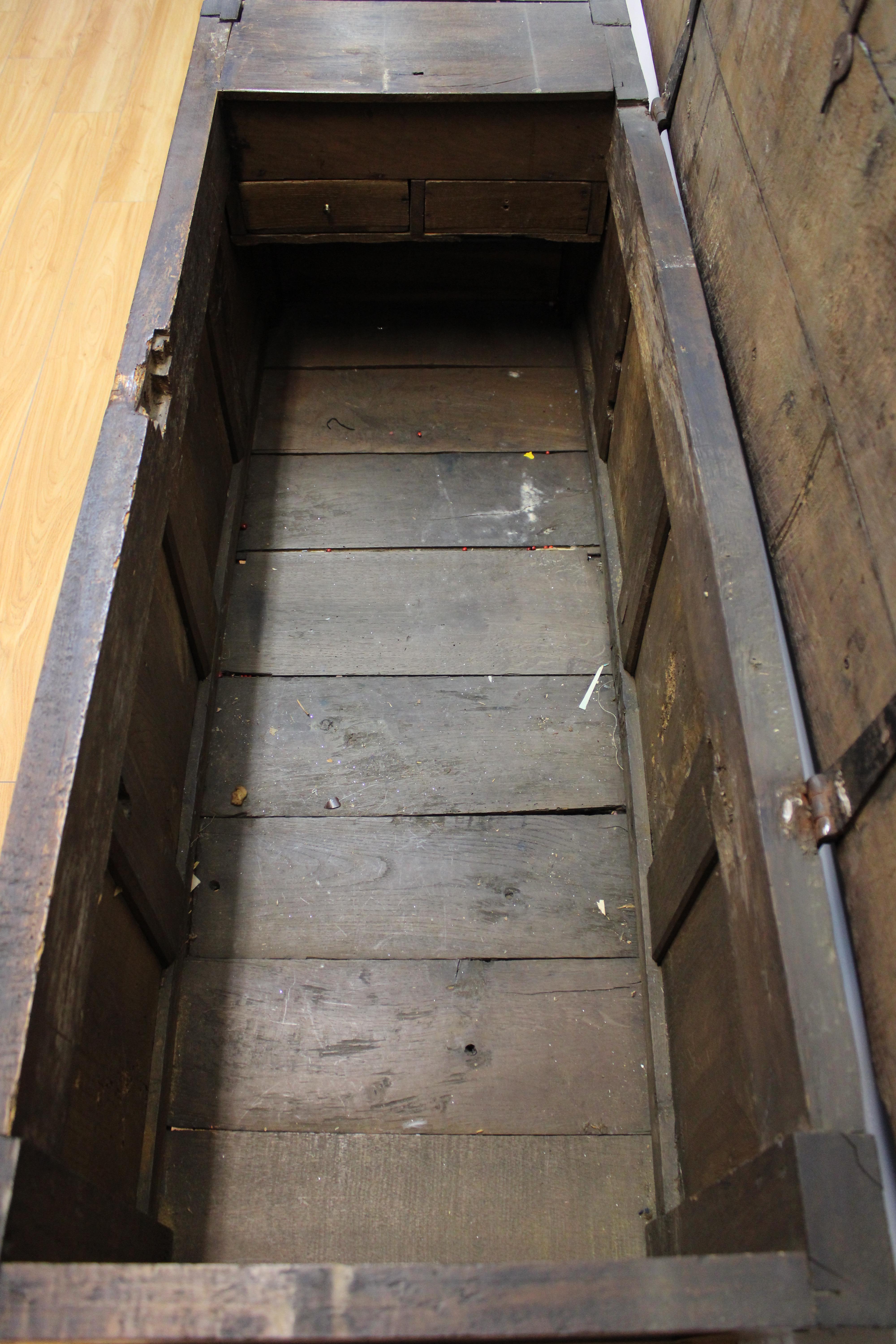 Cassapanca europea in legno intagliato a mano datata 1727 in vendita 1