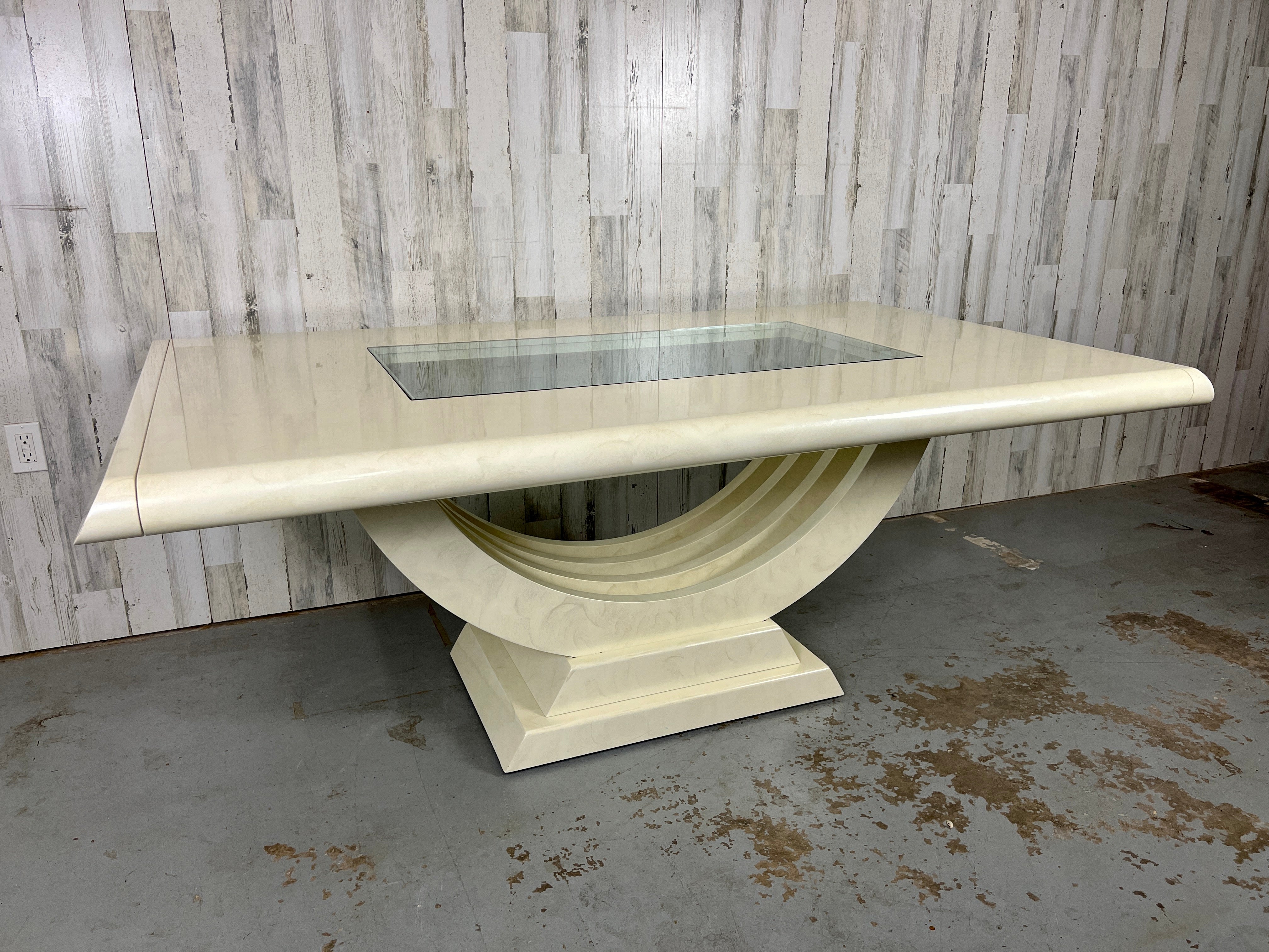 Table de salle à manger Art Déco européenne extensible peinte à la main. Couleur blanc cassé avec des tourbillons peints à la main partout. Cette table est vraiment unique en son genre ! 

Avec les feuilles à chaque extrémité, il mesure 112