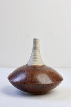 Vaso europeo di Hans Fischer realizzato a mano in ceramica smaltata marrone, 2009