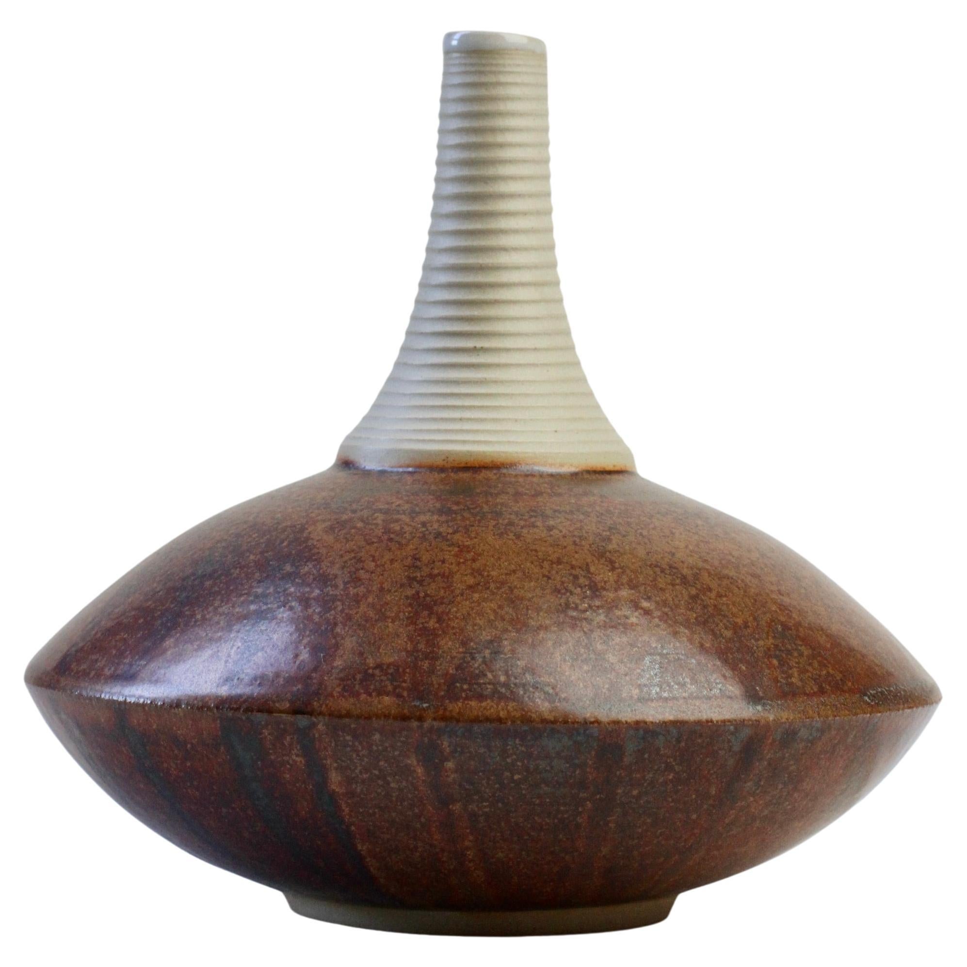Vaso europeo di Hans Fischer realizzato a mano in ceramica smaltata marrone, 2009